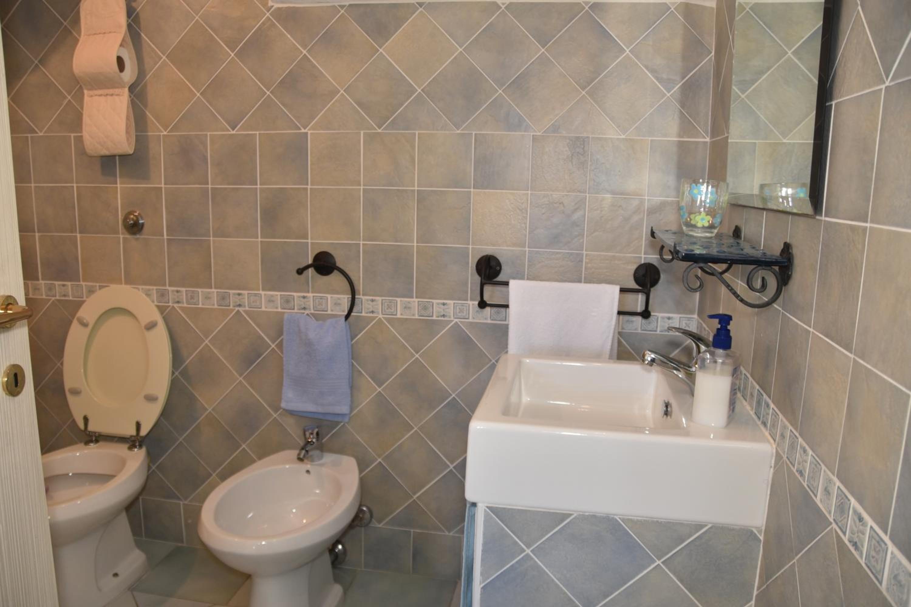 Family Room with Private Bathroom photo 3