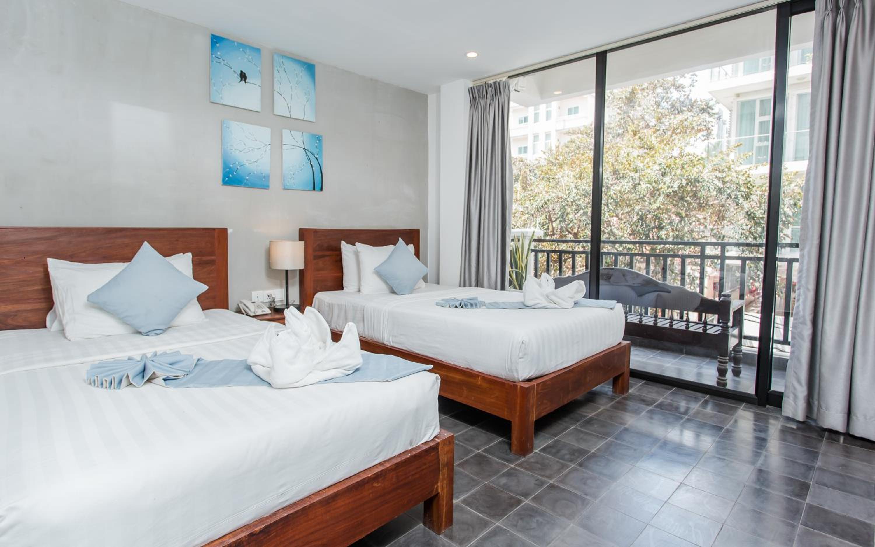 Deluxe Twin Room with Balcony photo 2