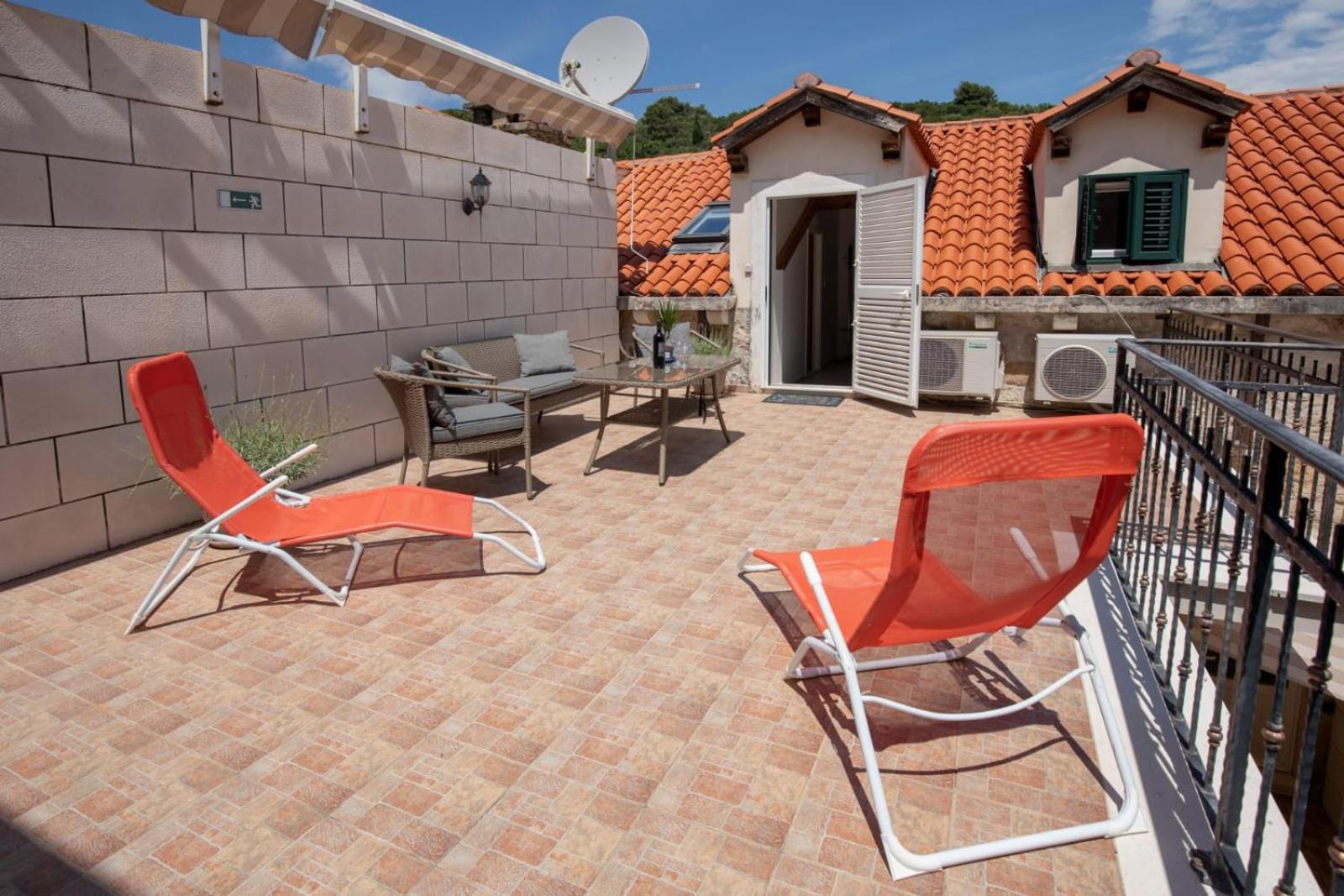 Apartment with Terrace - Photo 22