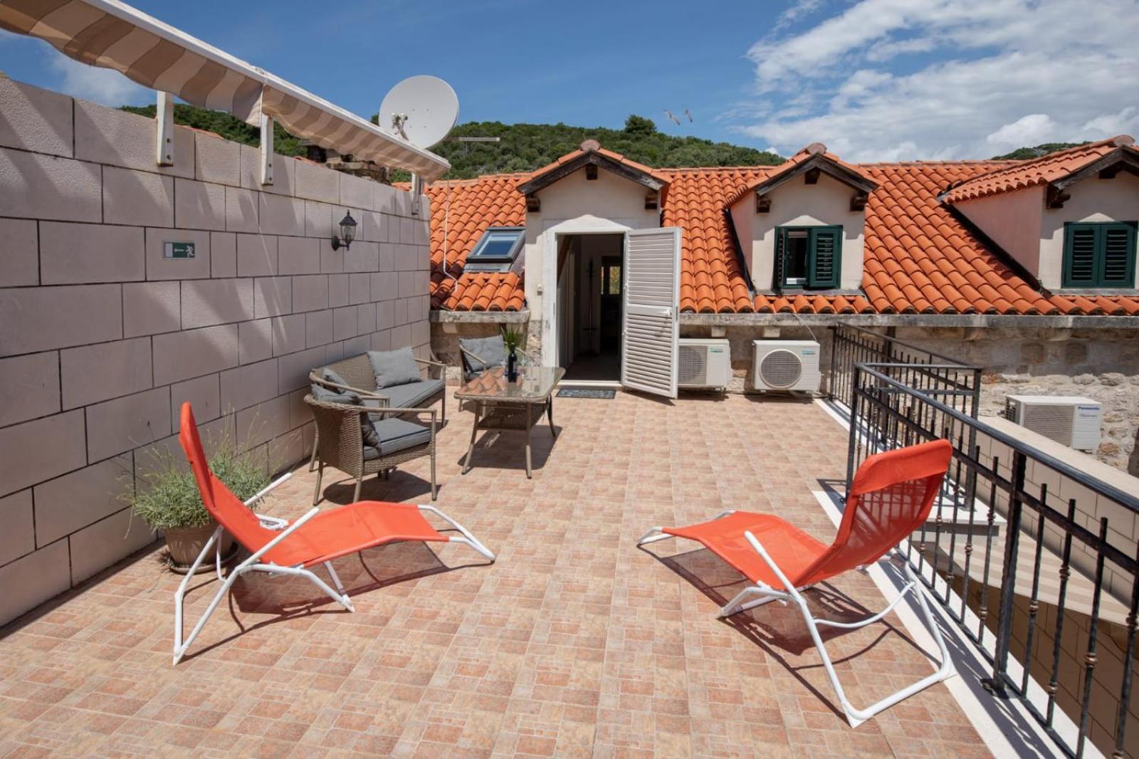 Apartment with Terrace - Photo 26