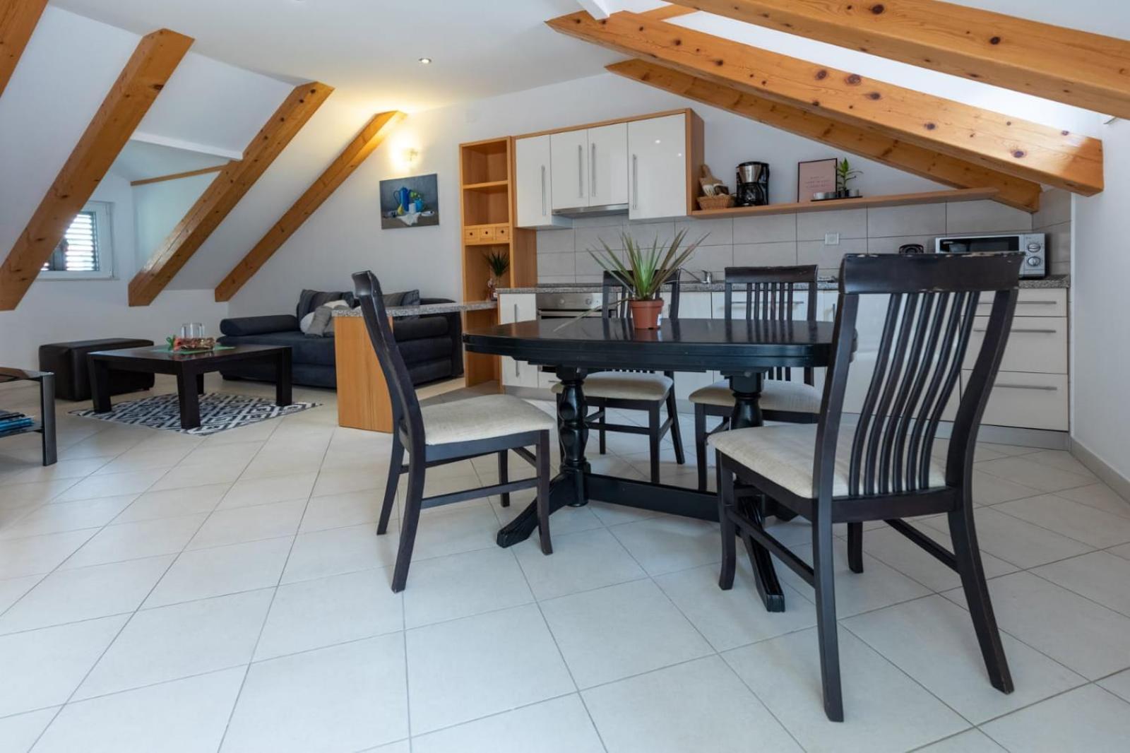 Apartment with Terrace - Photo 18