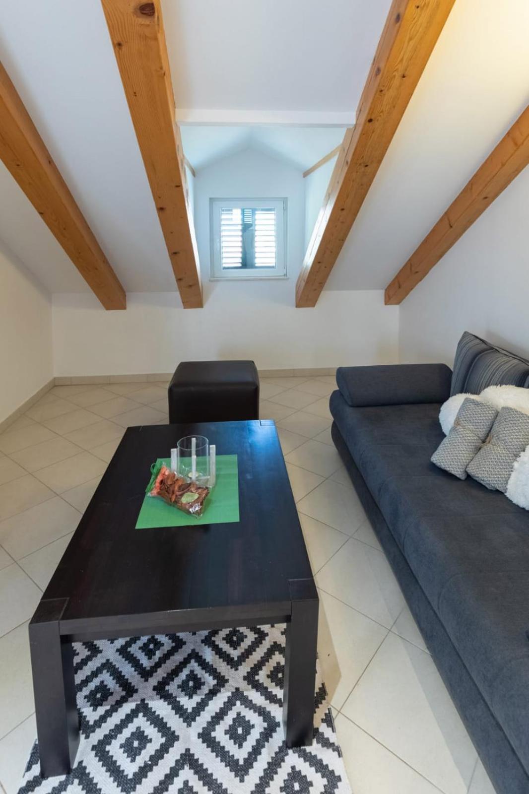 Apartment with Terrace - Photo 15