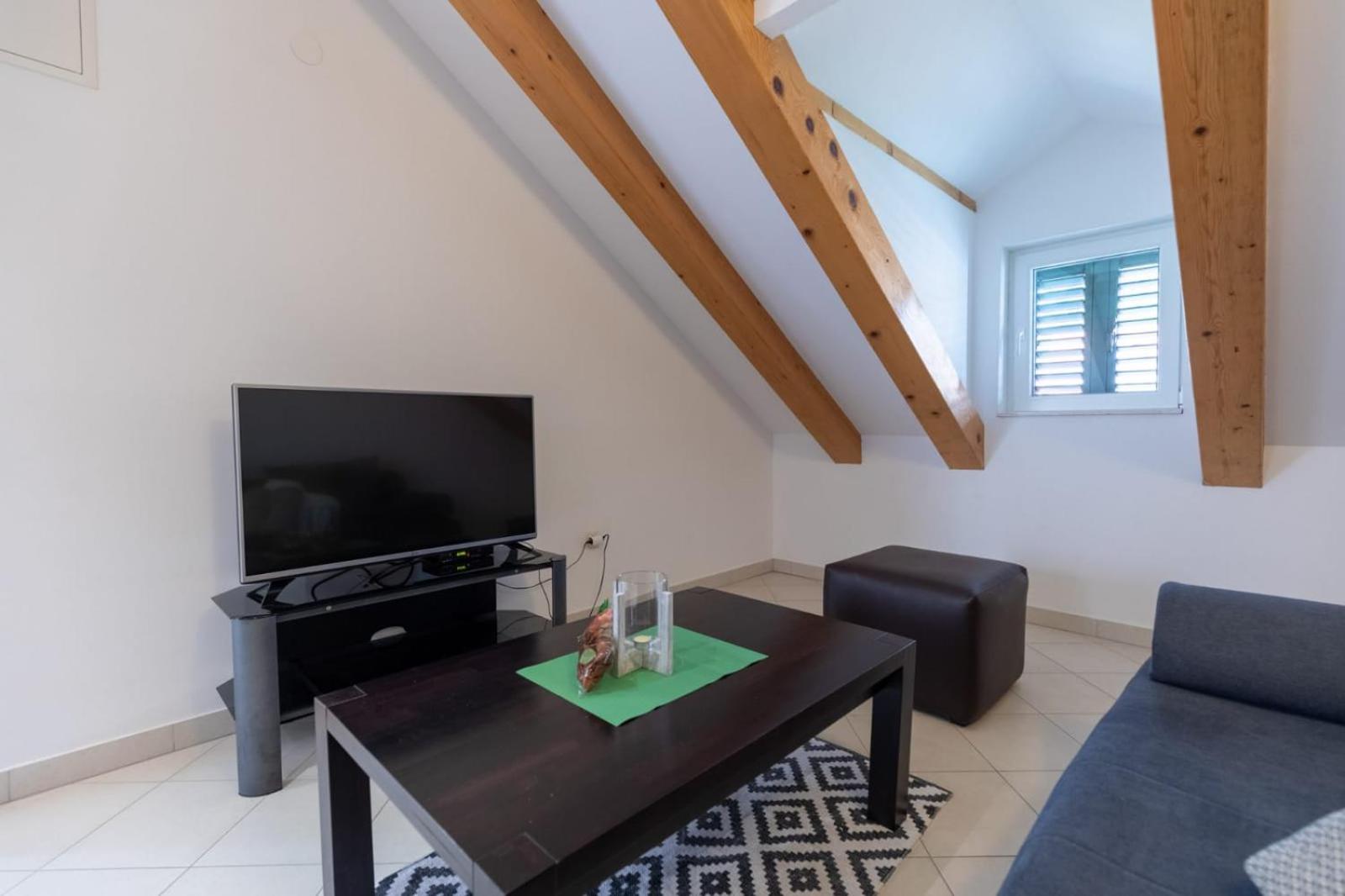 Apartment with Terrace - Photo 14