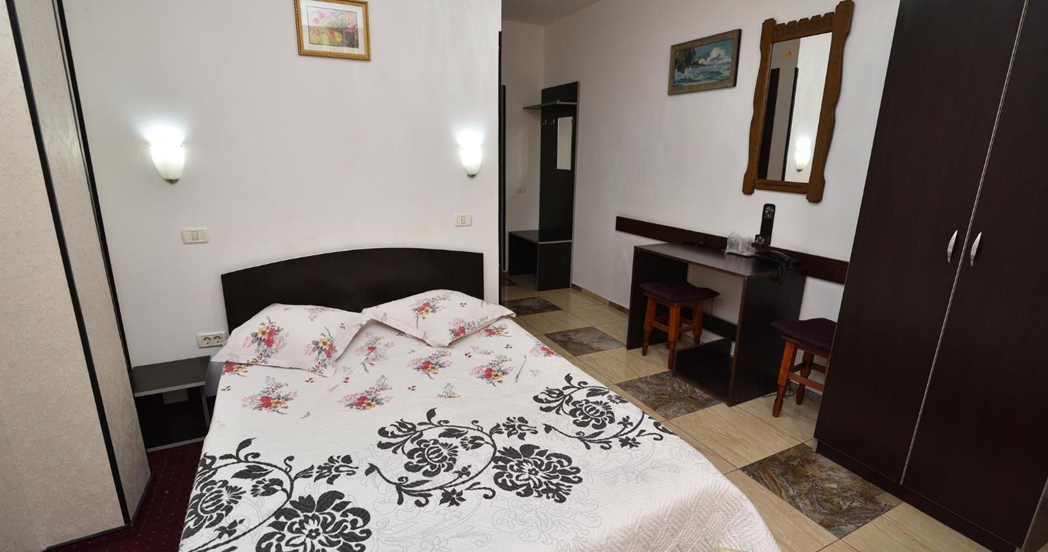 Standard Double/Twin Room - Photo 11