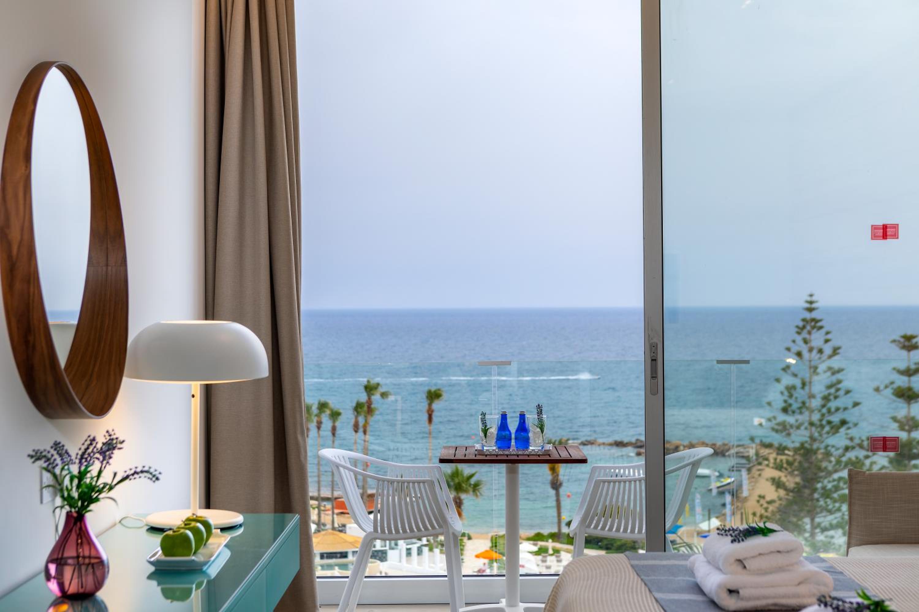 Deluxe Room Sea View with Executive Lounge Access thumbnail 6