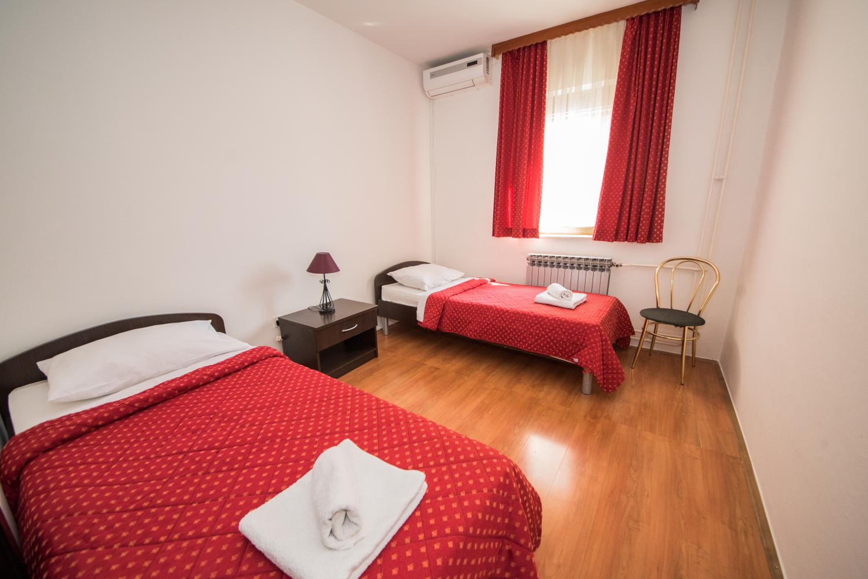 Twin Room with Private Bathroom photo 2