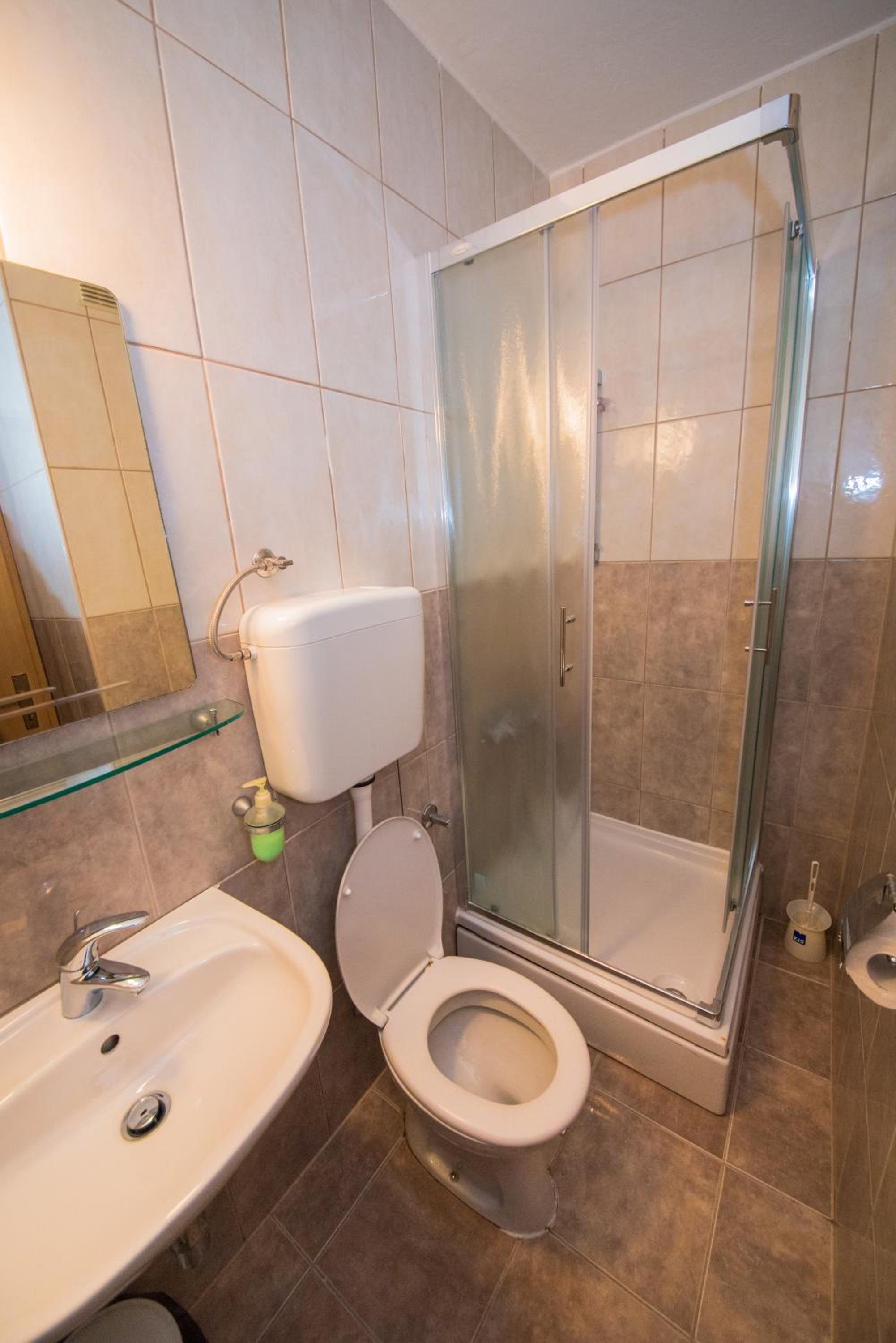 Twin Room with Private Bathroom photo 3