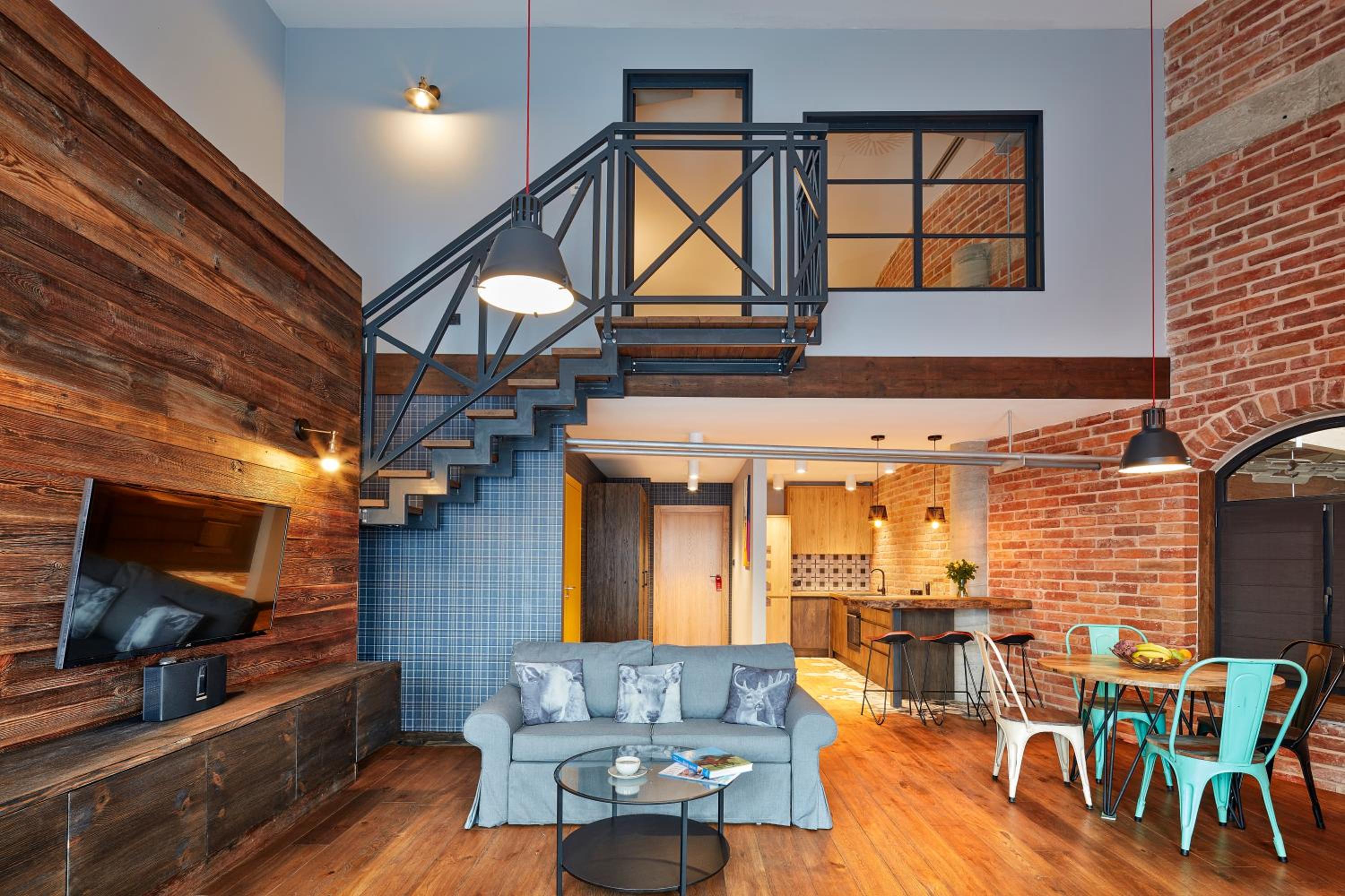 Apartment - Split Level - Photo 1
