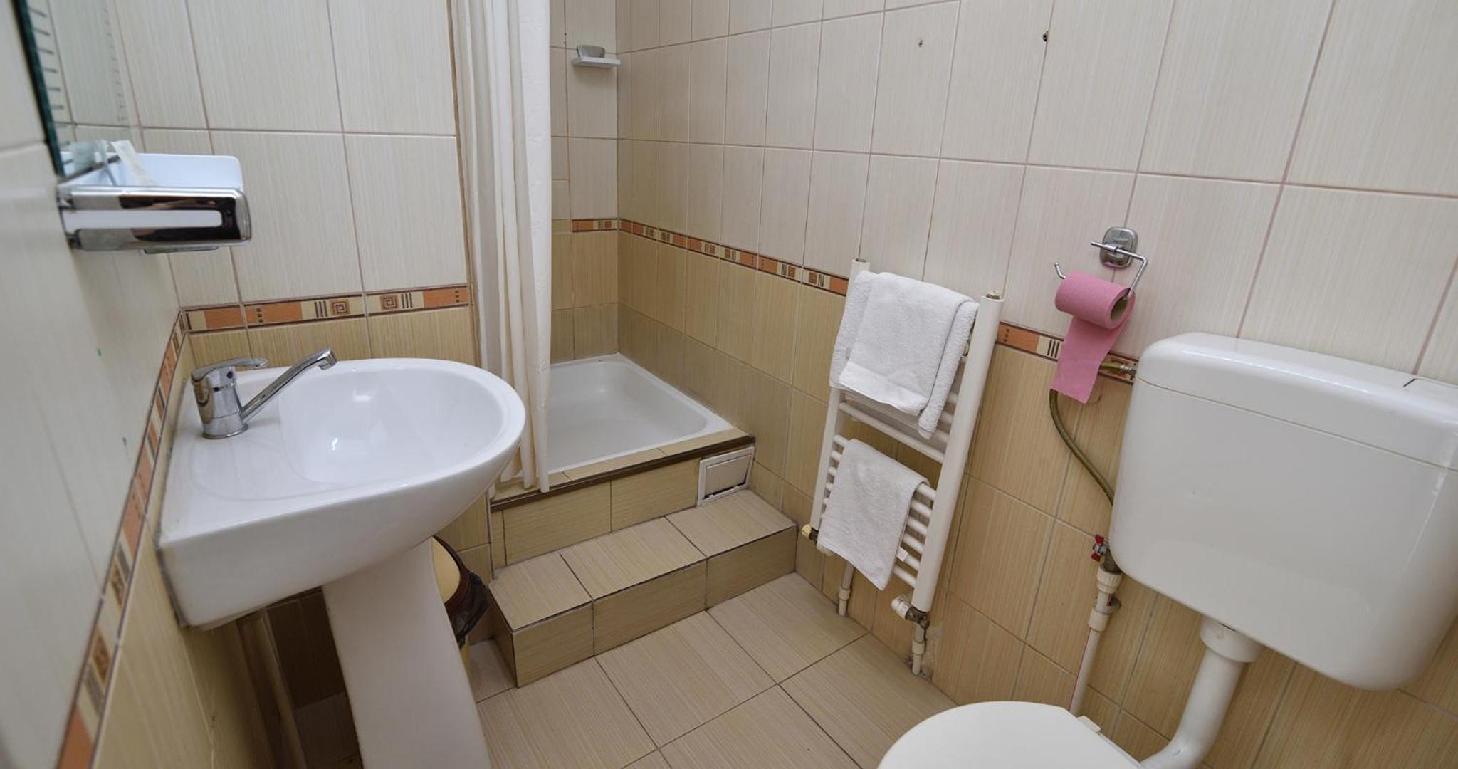Standard Double/Twin Room - Photo 15