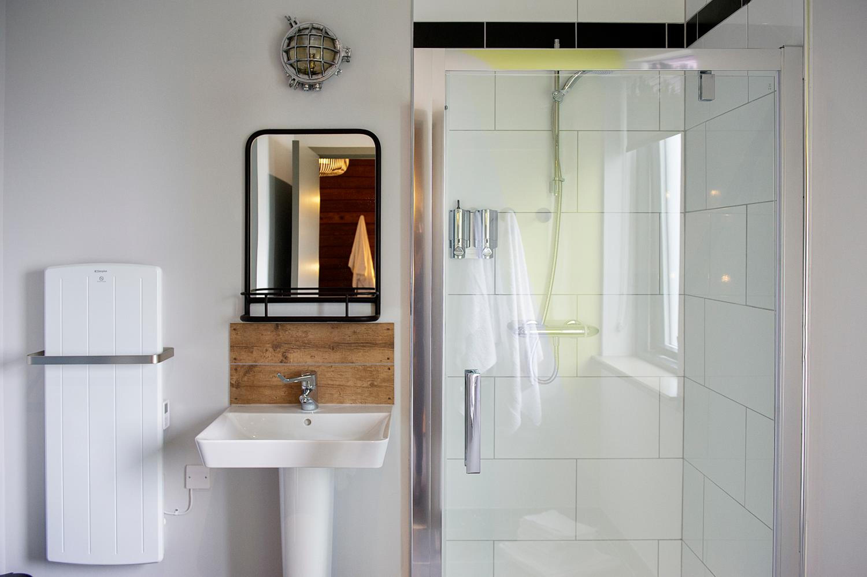 Quadruple Room with Bathroom - Photo 8