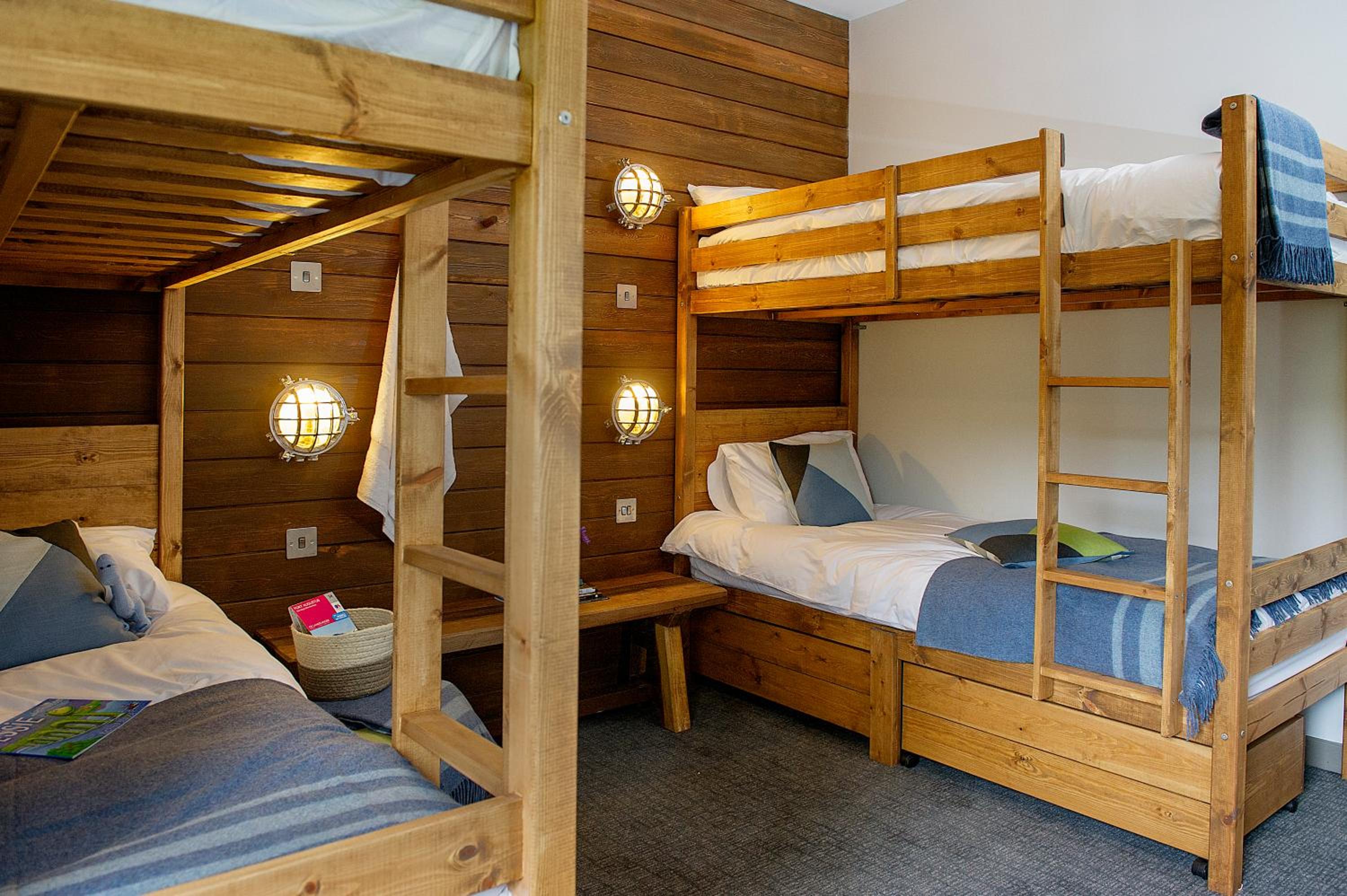 Quadruple Room with Bathroom - Photo 12