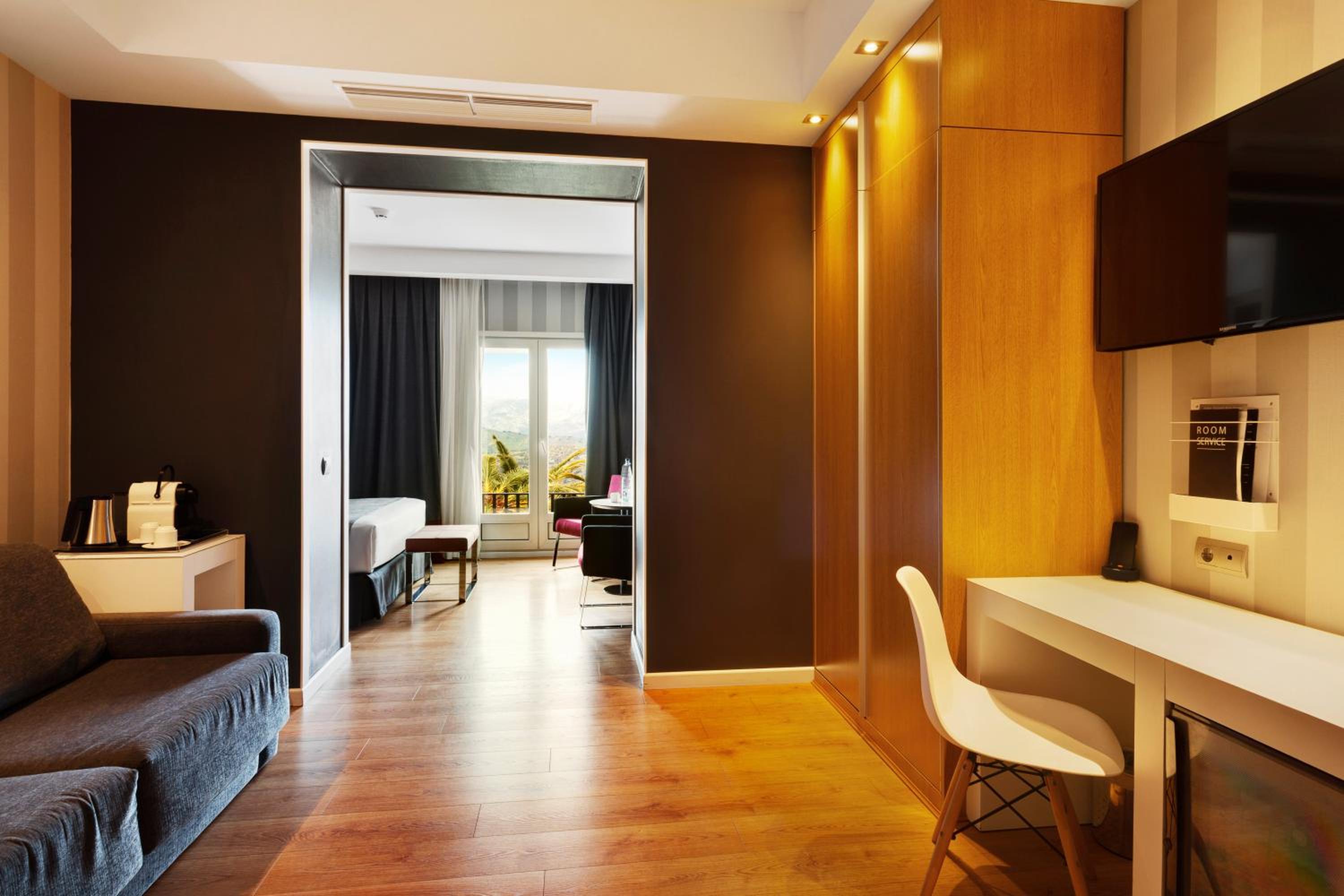 Junior Suite with Terrace - Photo 4
