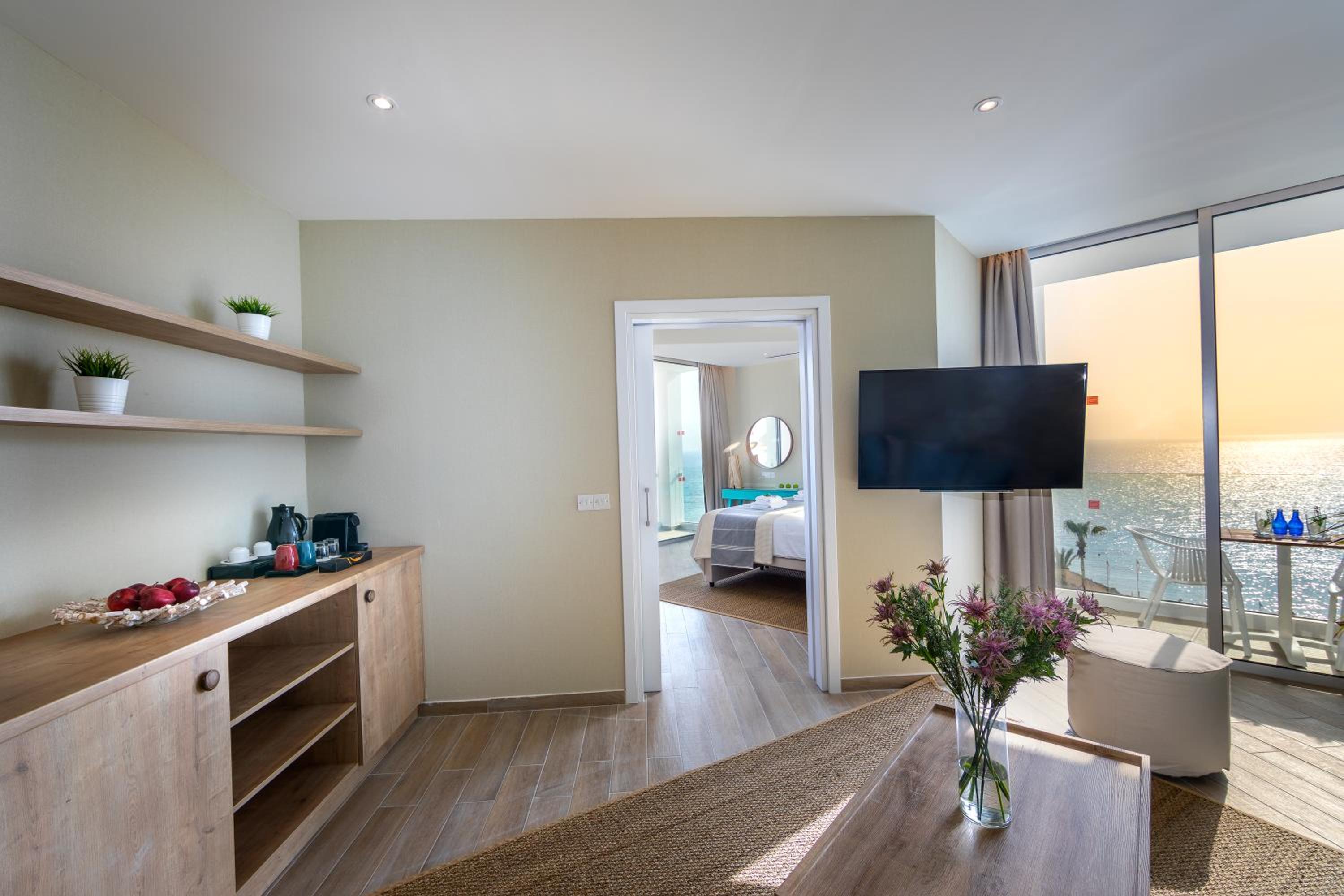 Deluxe Presidential Suite With Panoramic Sea View thumbnail 5