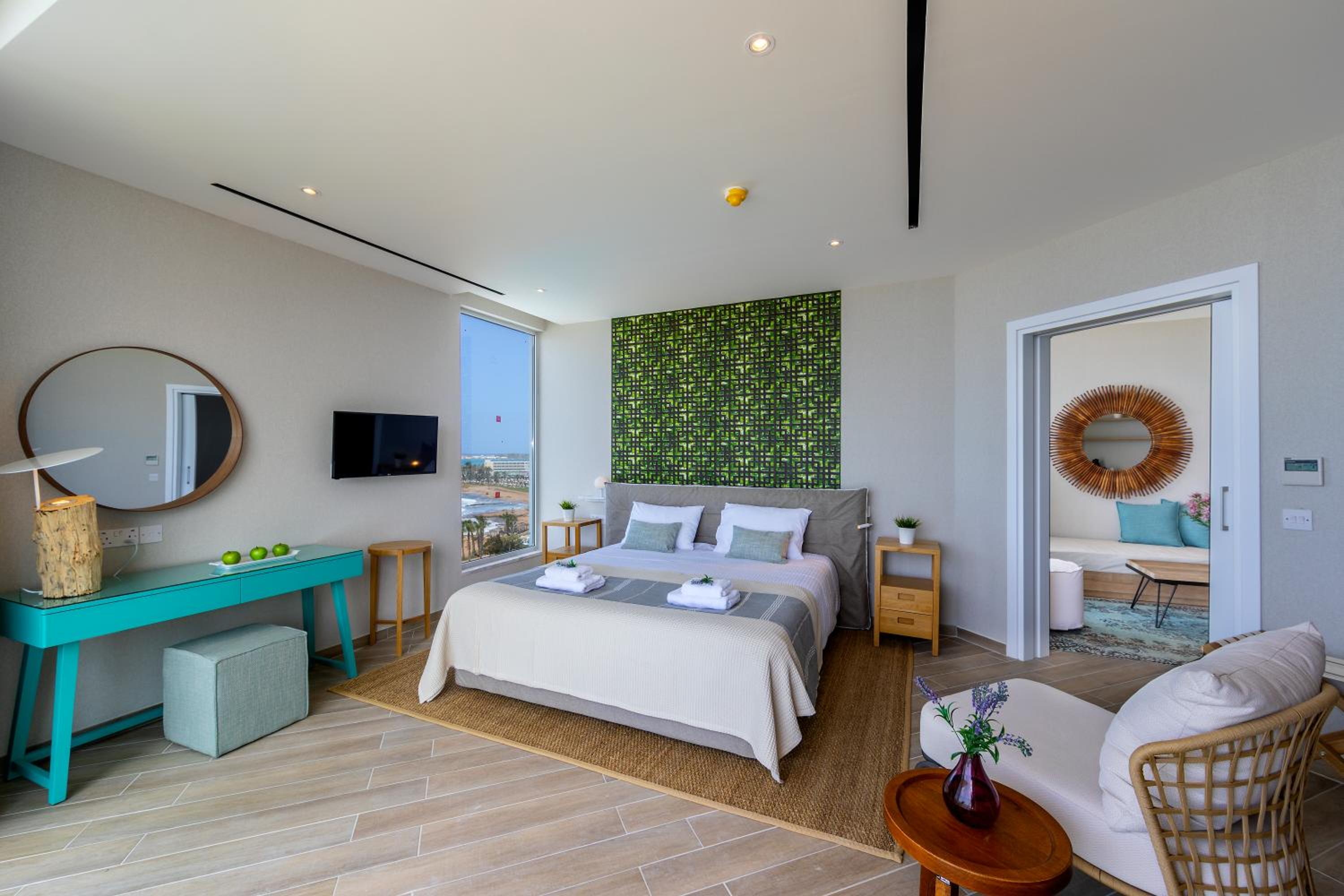 Deluxe Presidential Suite With Panoramic Sea View thumbnail 6
