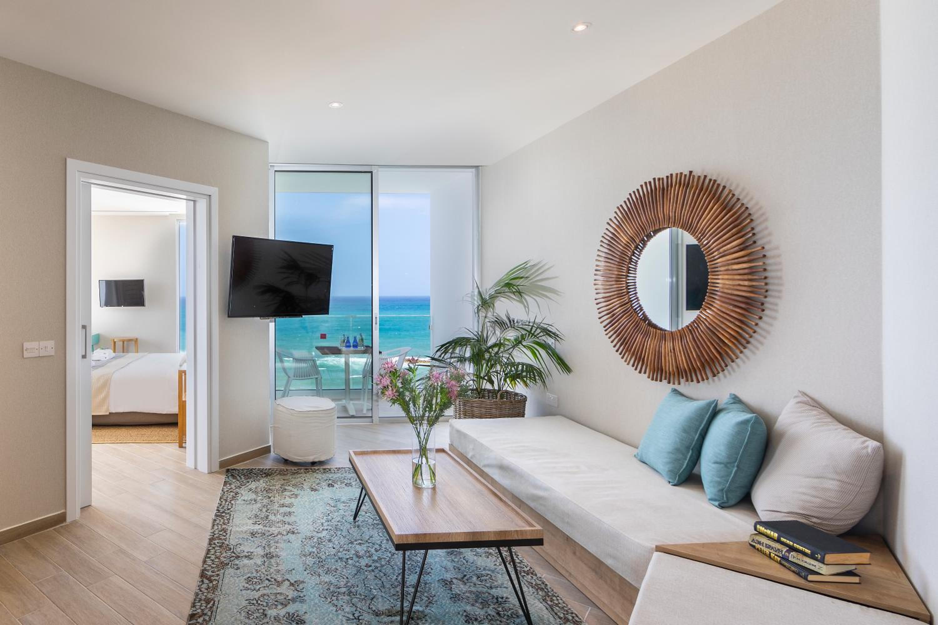 Deluxe Presidential Suite With Panoramic Sea View thumbnail 5