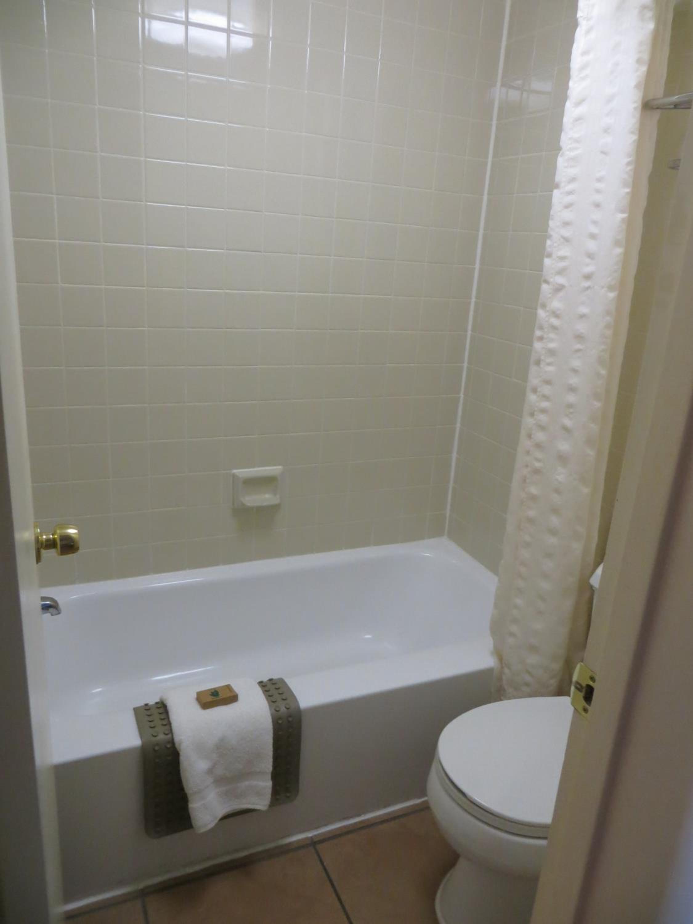 Queen Room - Non-Smoking - Photo 4