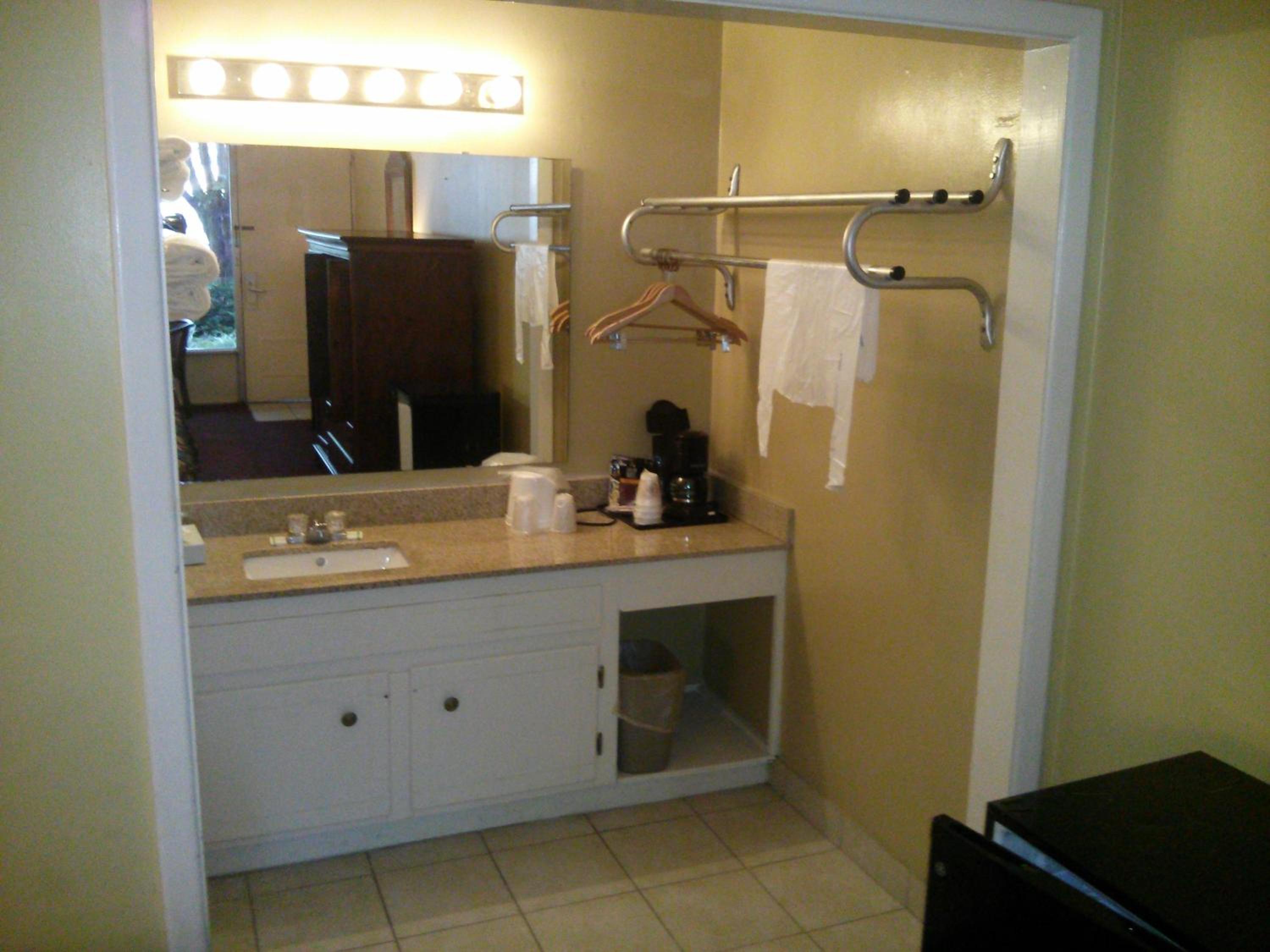 King Room - Disability Access - Non-Smoking - Photo 12
