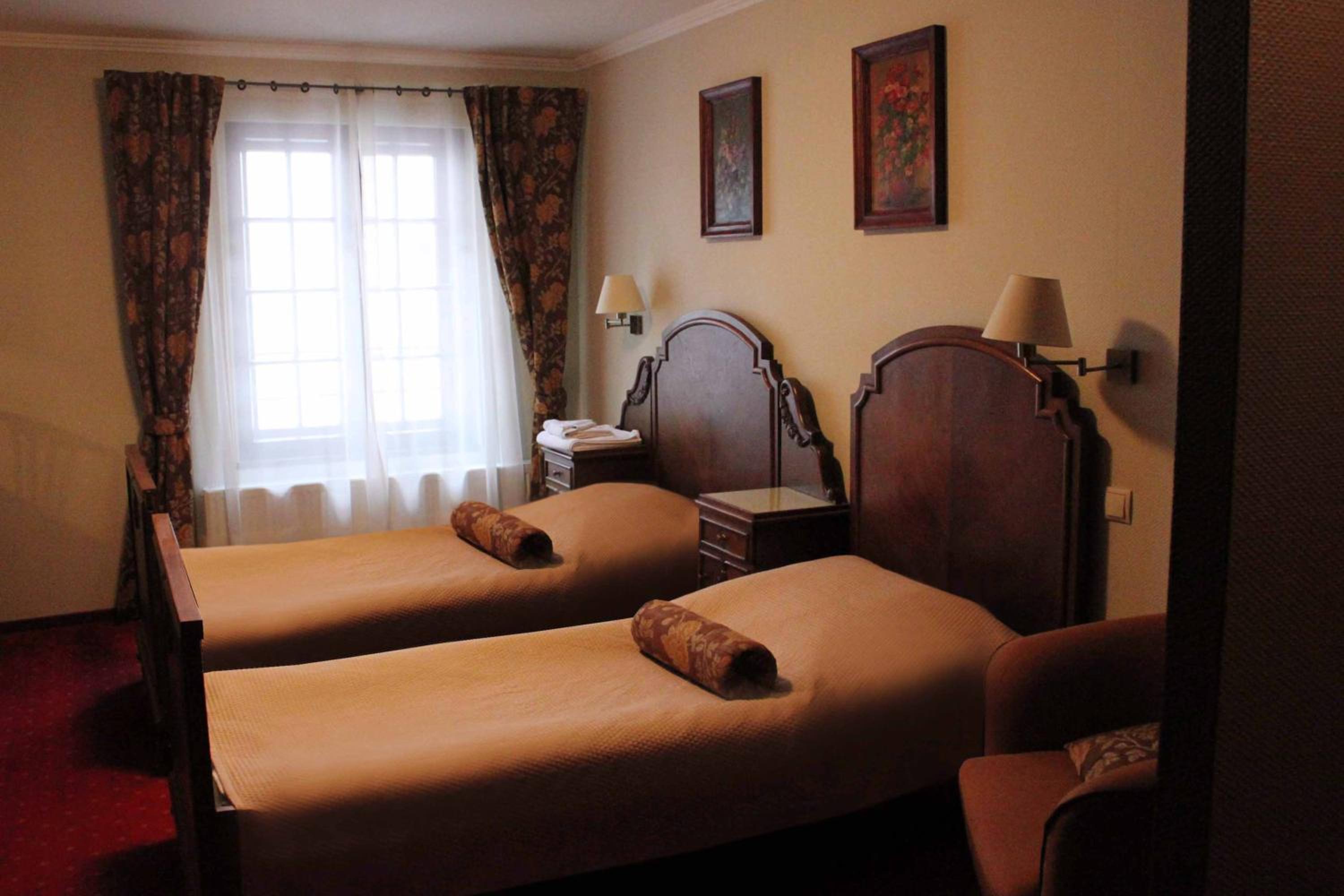 Twin Room thumbnail 6