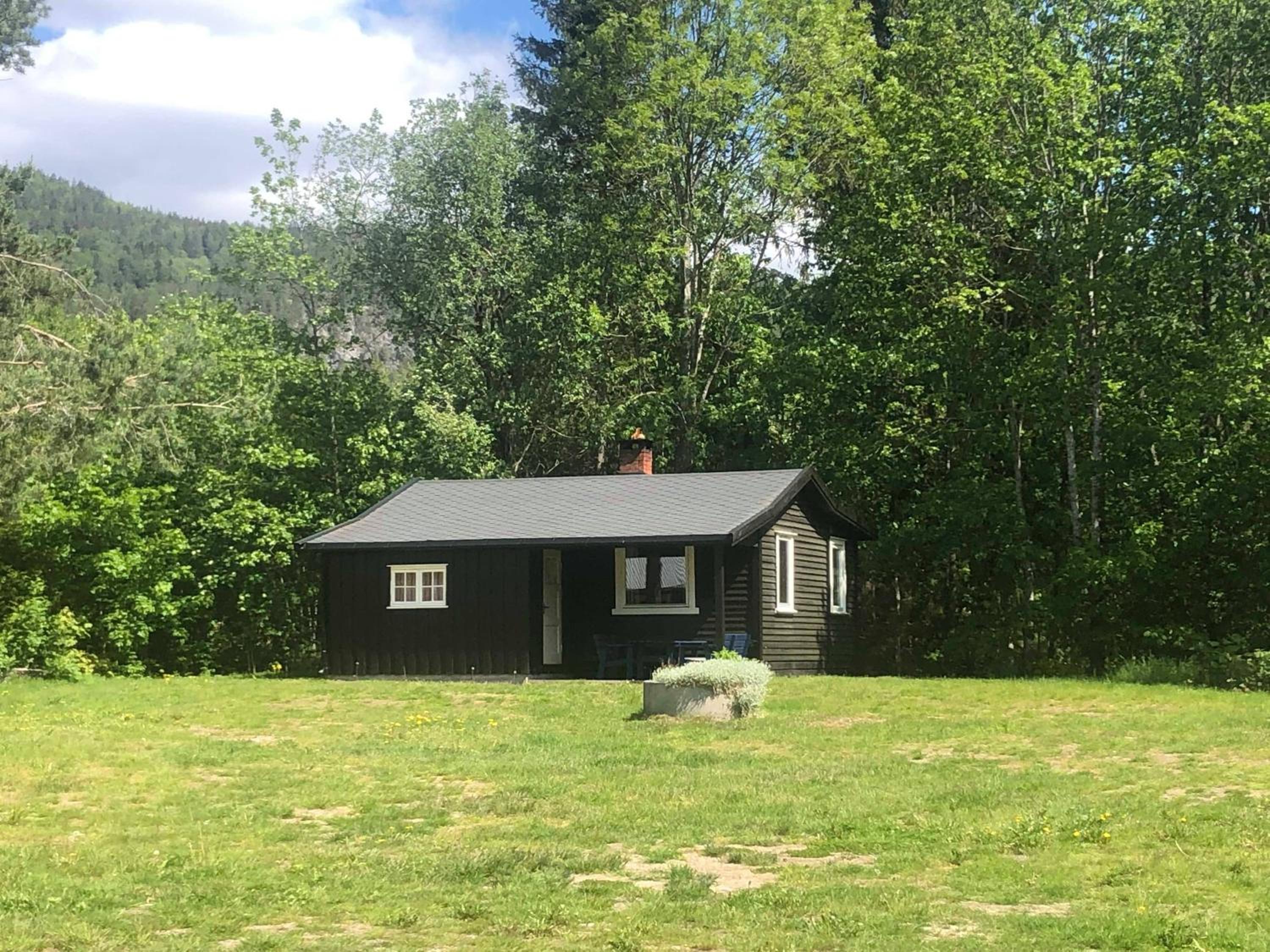 Three-Bedroom Cottage - Photo 2