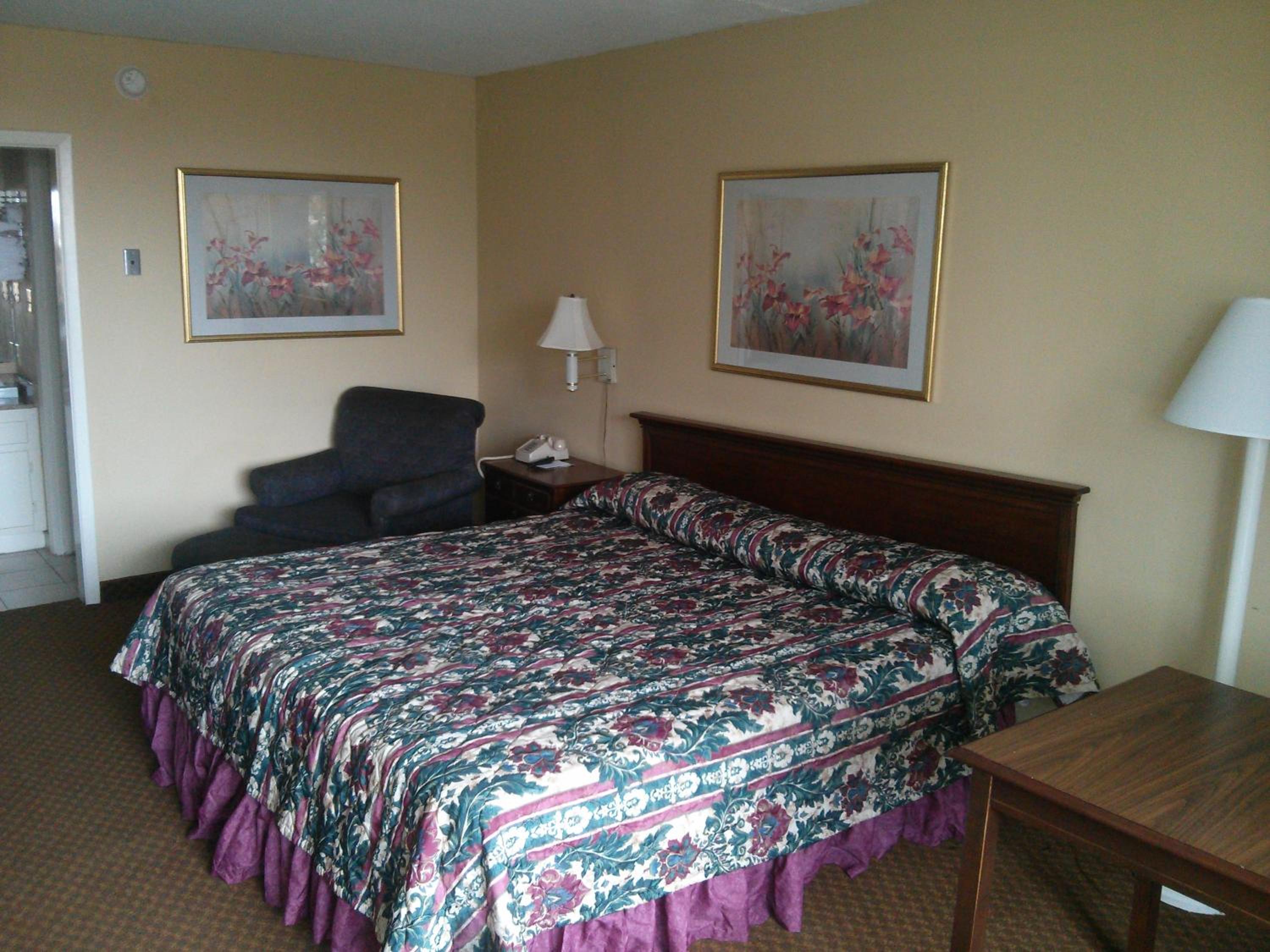 Queen Room with Two Queen Beds - Disability Access - Smoking - Photo 5