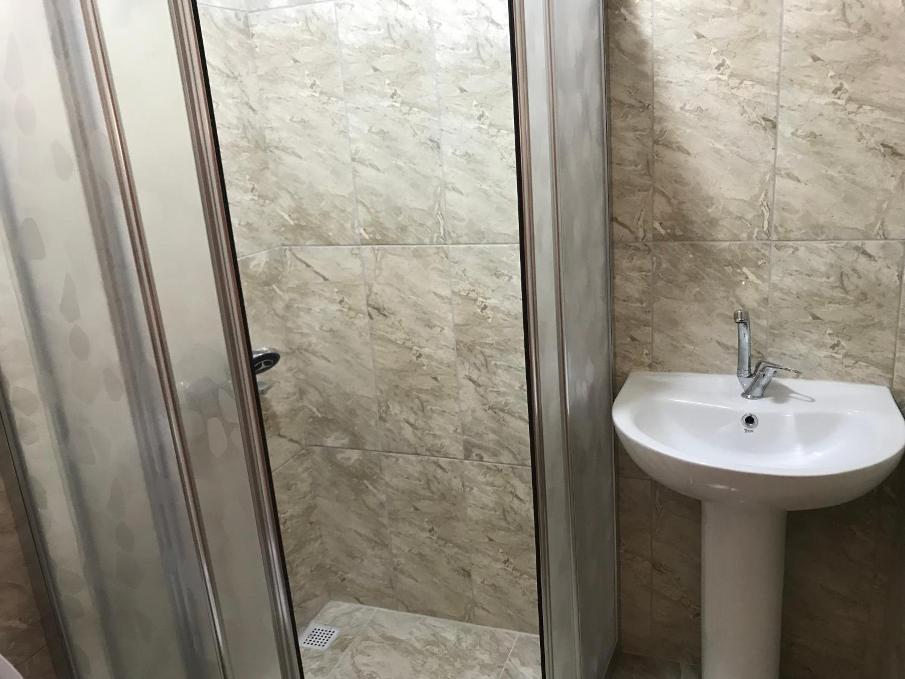 Family Room with Private Bathroom - Photo 4