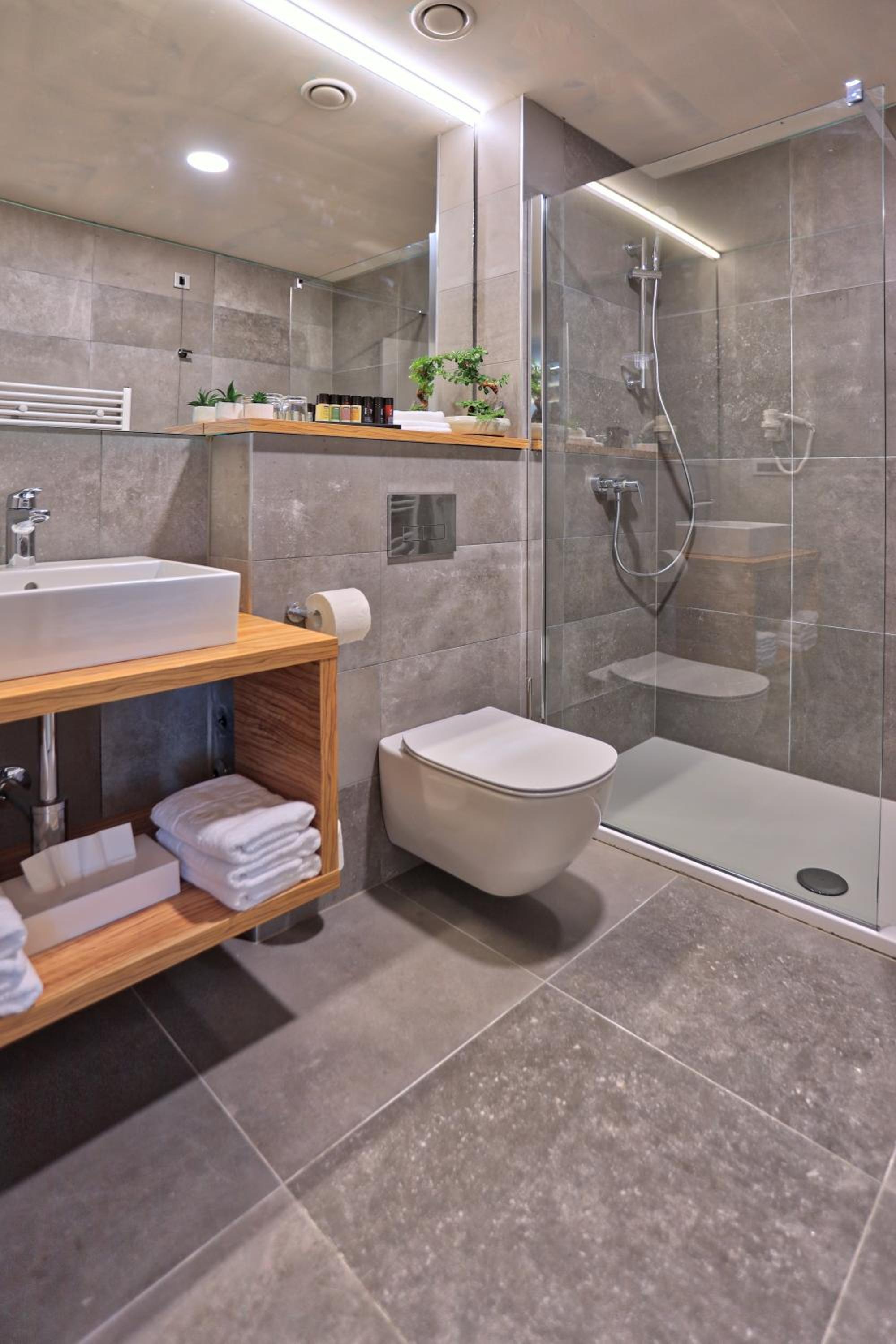 Deluxe Double Room with Balcony and  Mountain View - Photo 5