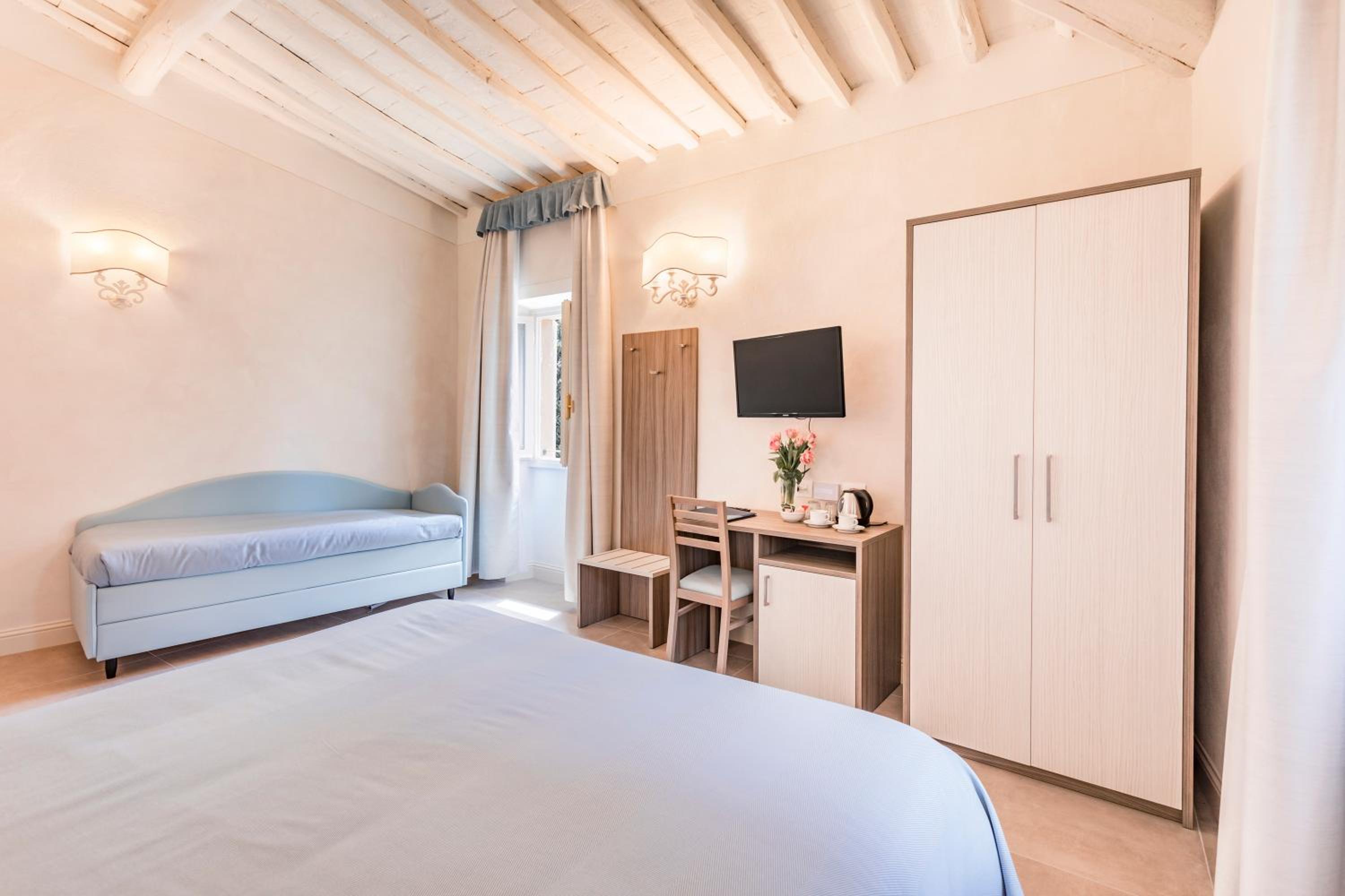 Large Double Room - Photo 3