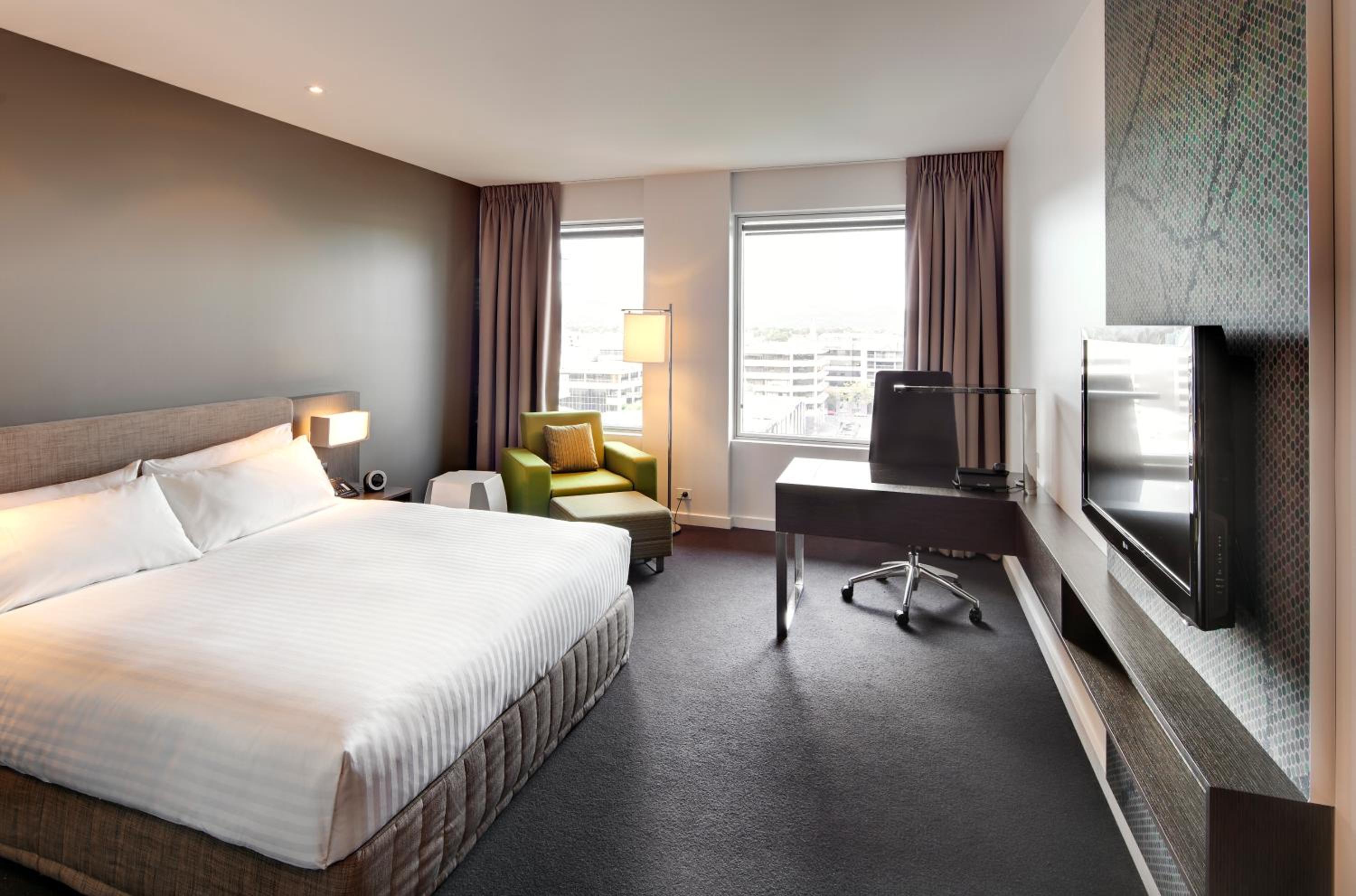 Deluxe King Room with City View - Photo 3