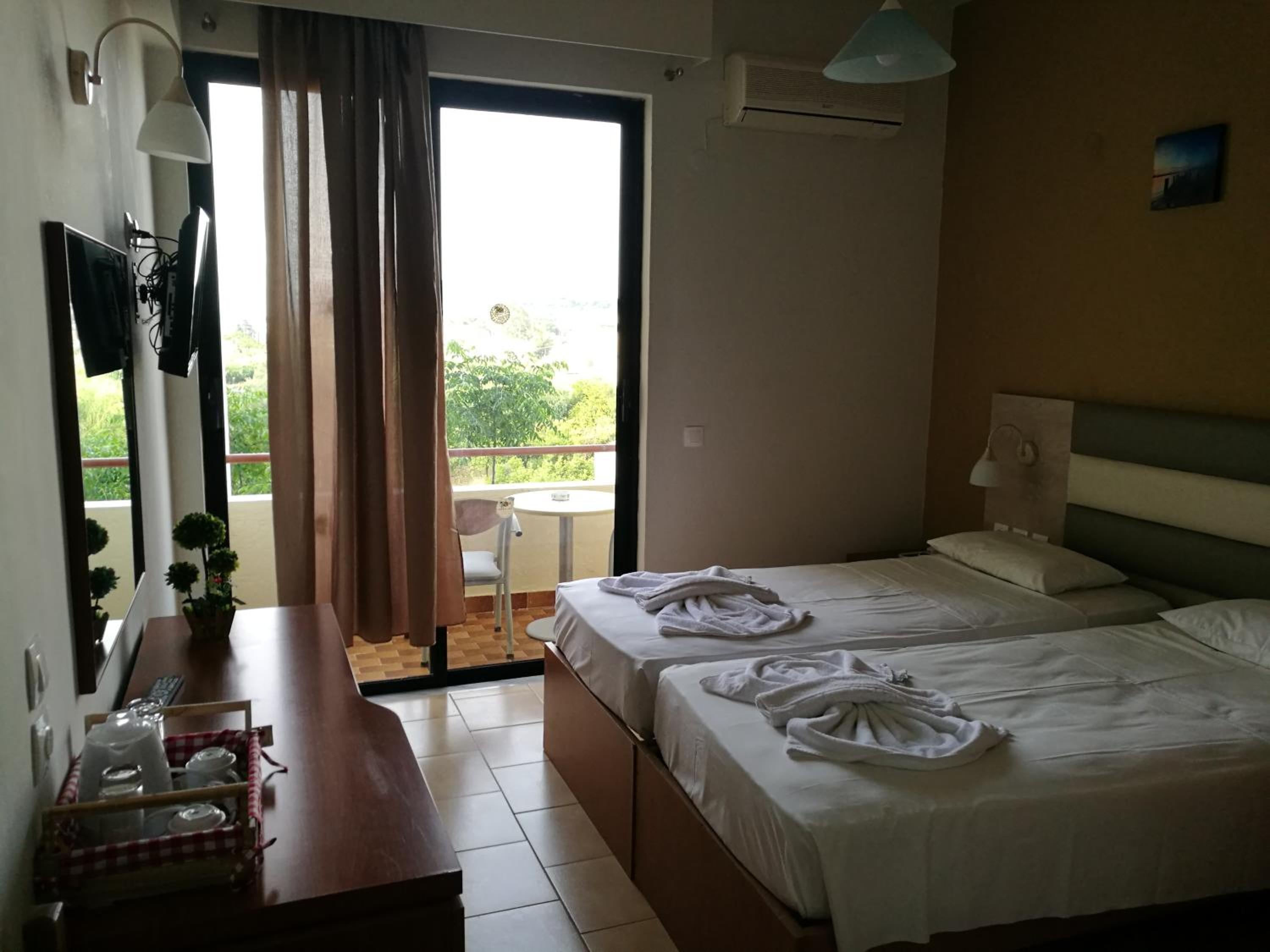 Double Room with Balcony - Photo 6