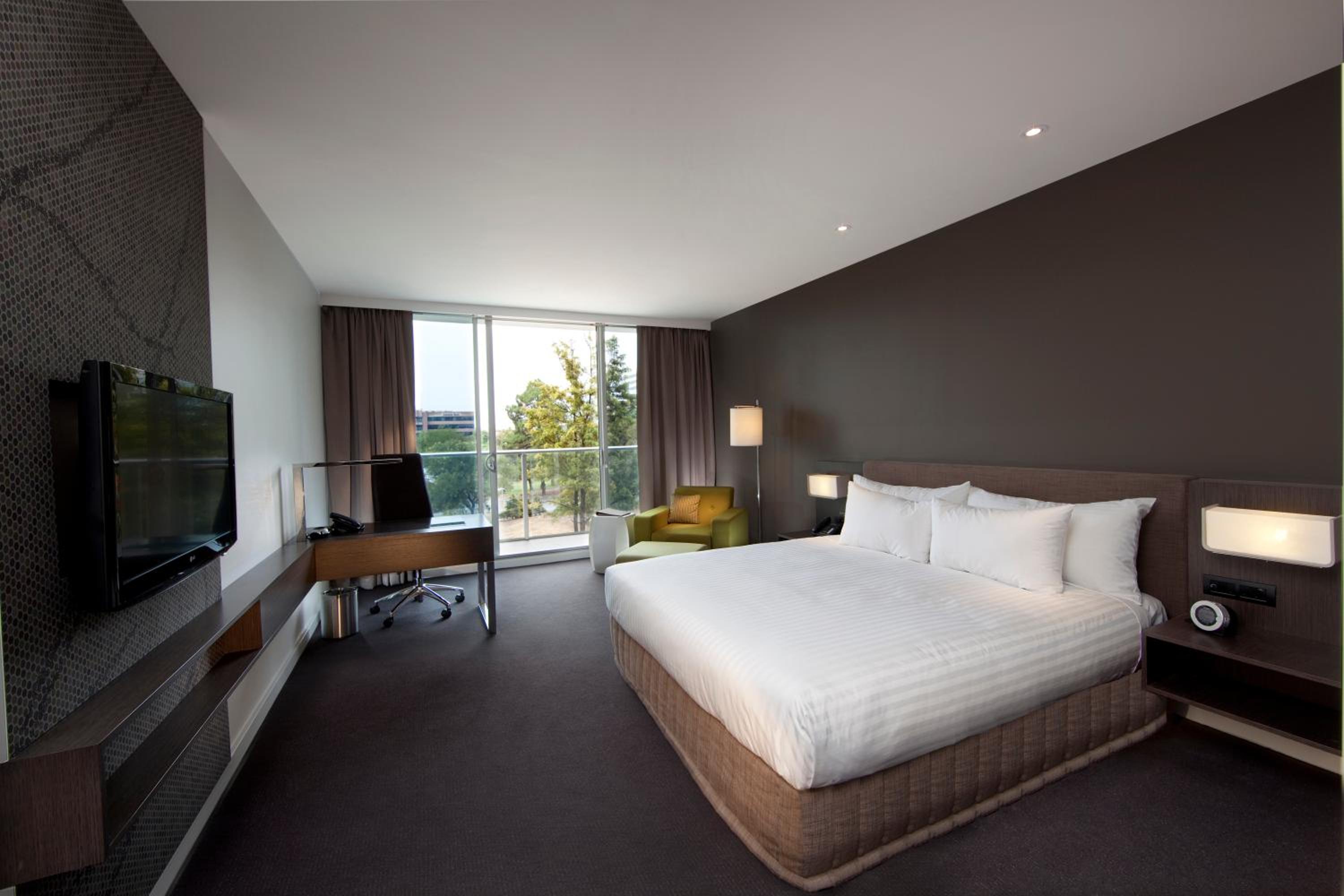 Premium Deluxe King Room with Balcony - Photo 2
