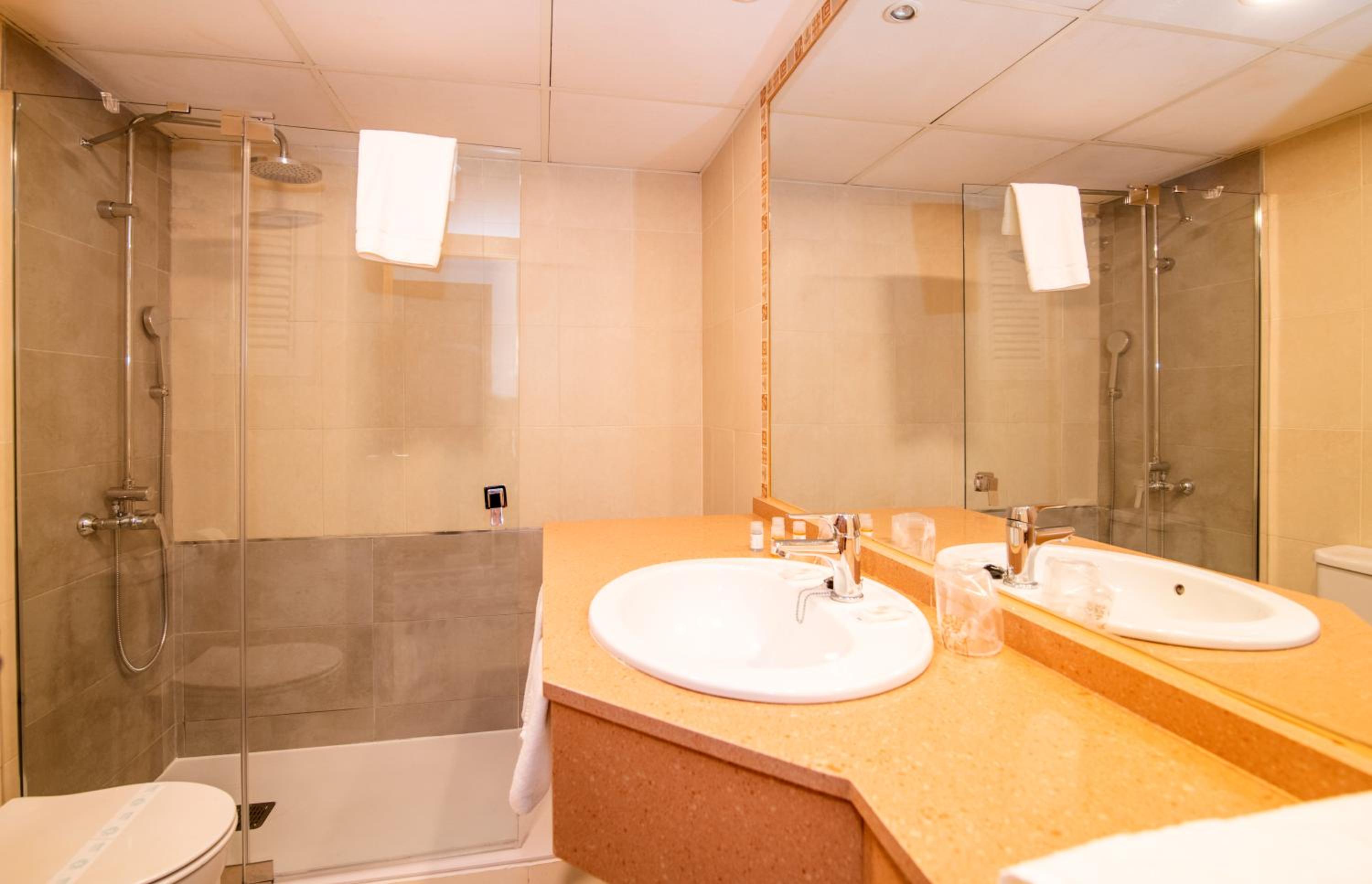 Double or Twin Room - Photo 5
