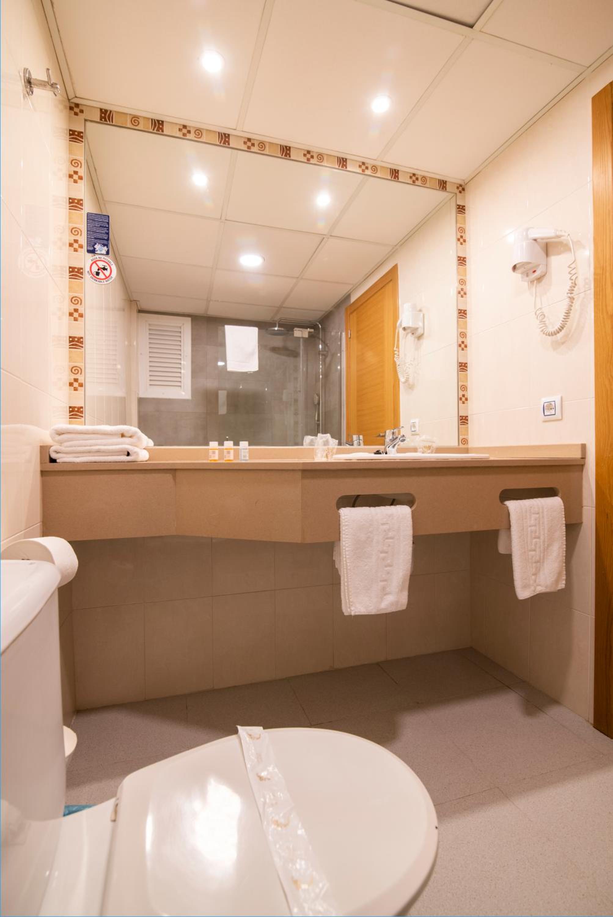 Double or Twin Room - Photo 4