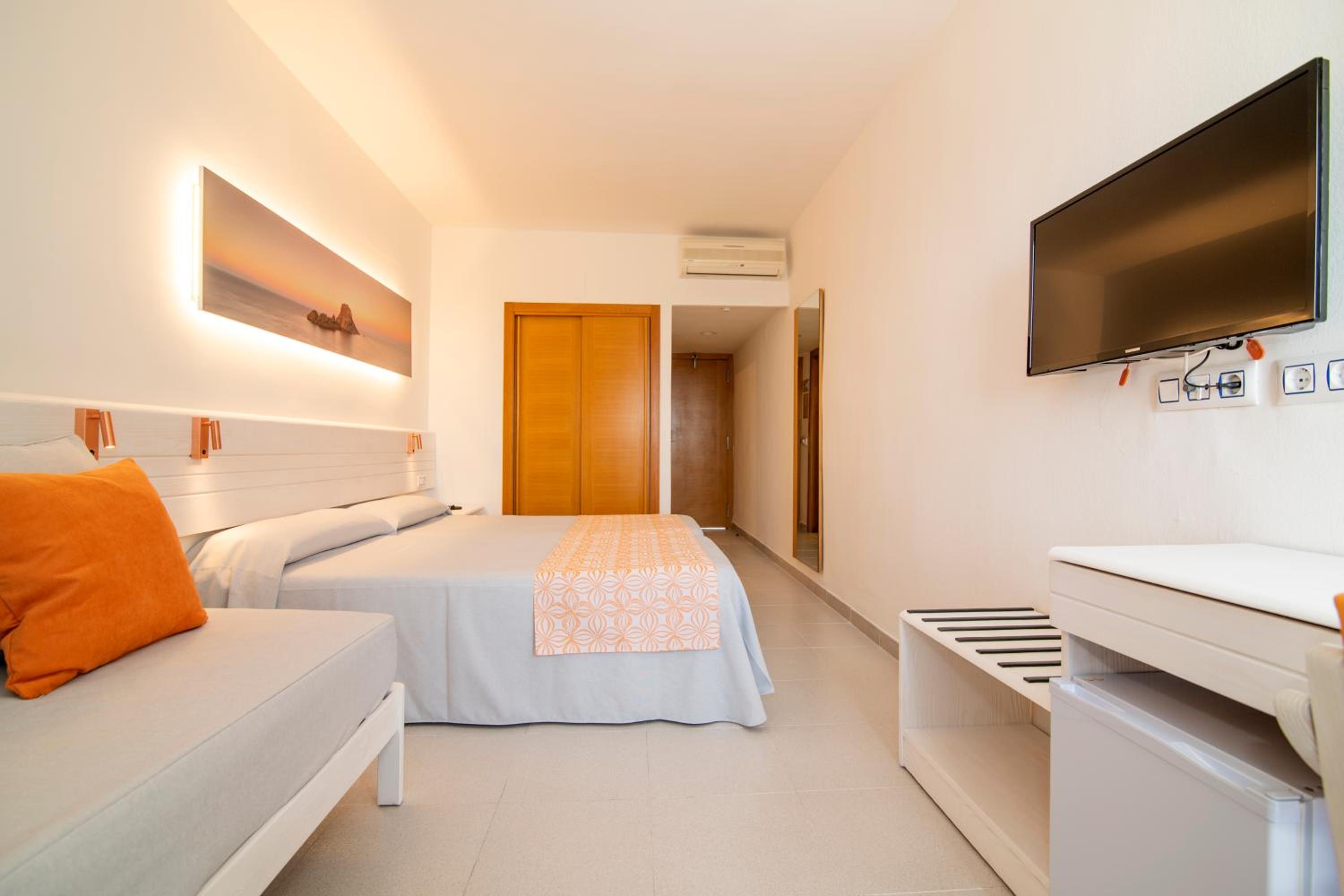 Double or Twin Room - Photo 3