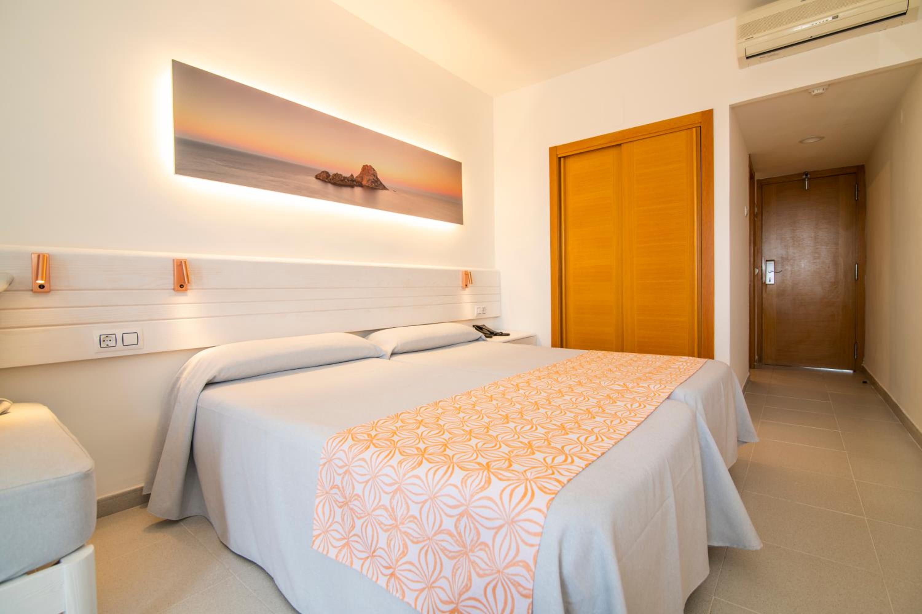 Double or Twin Room - Photo 2