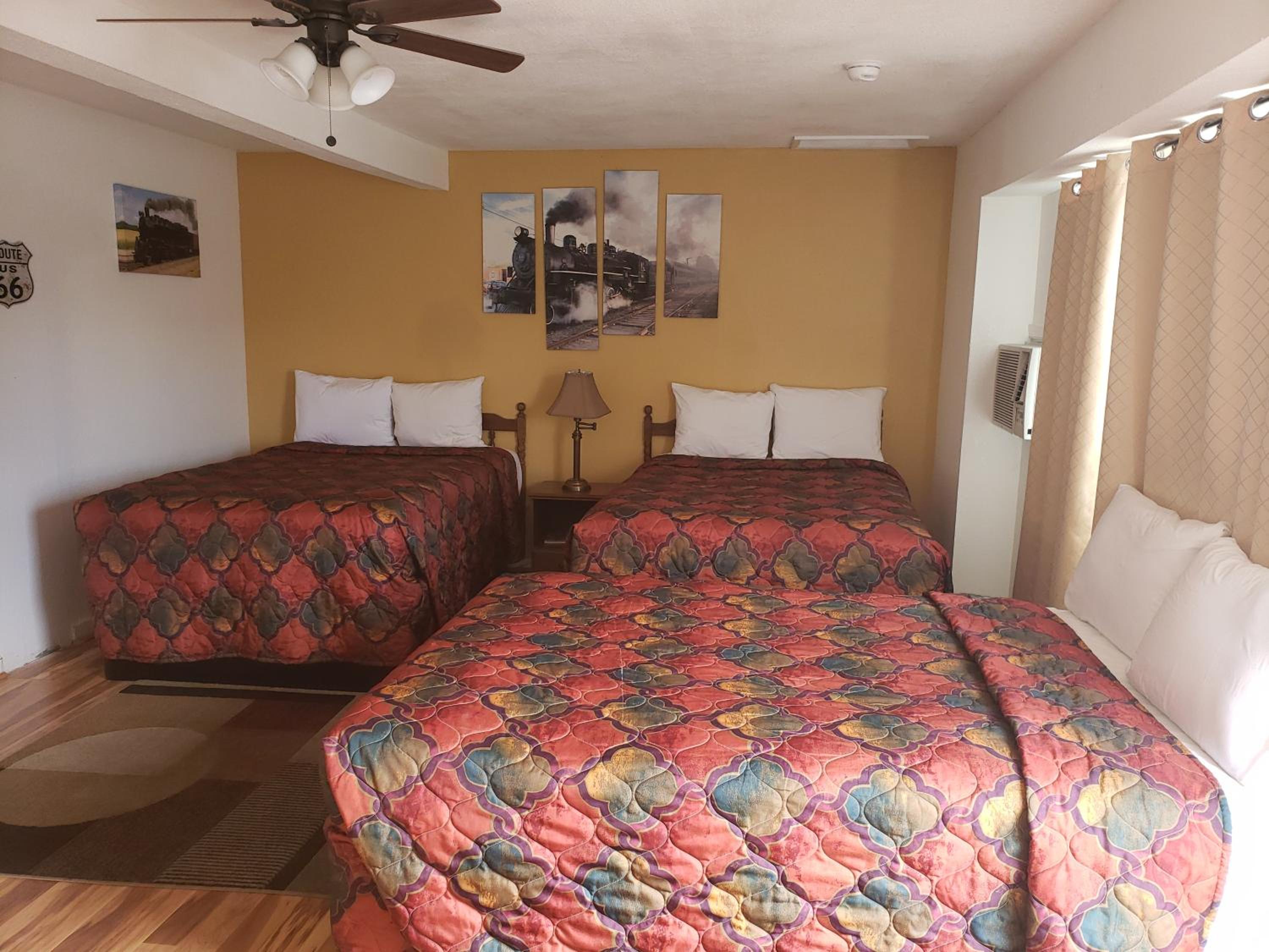 Room with Three Beds - Photo 3