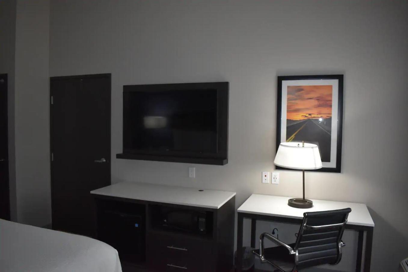 King Room - Non-Smoking - Photo 1