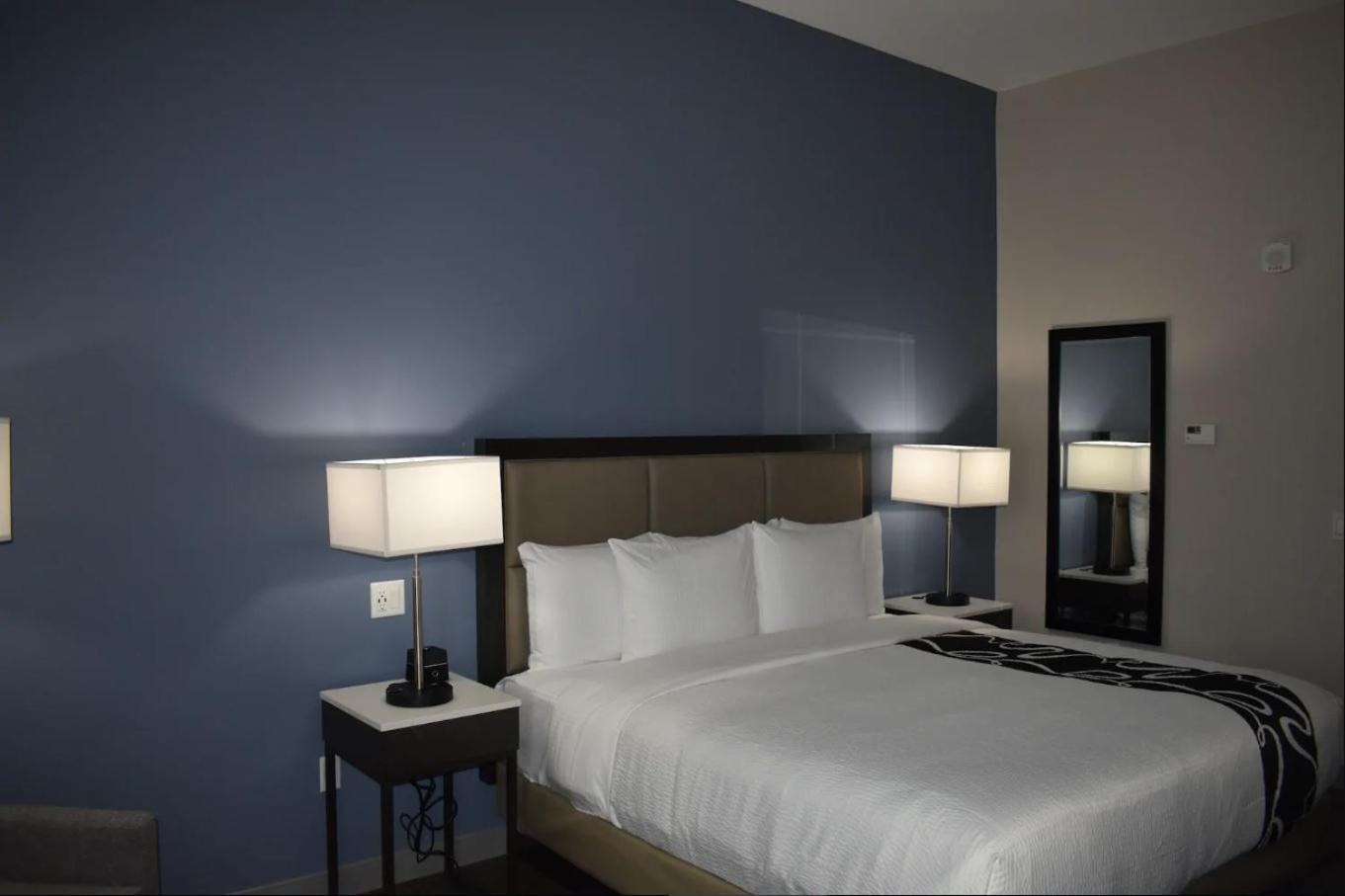 King Room - Non-Smoking - Photo 6