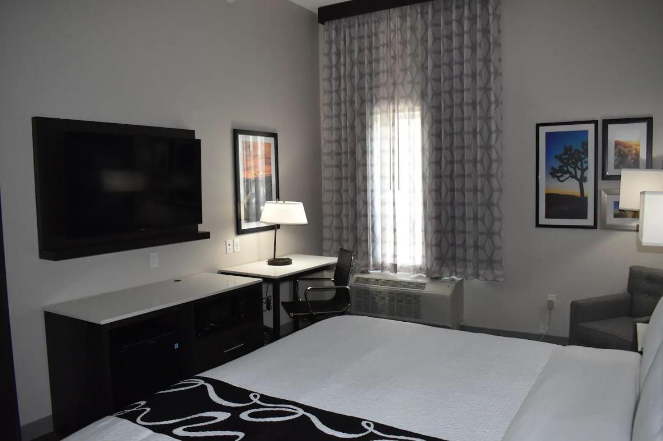 King Room - Non-Smoking - Photo 5
