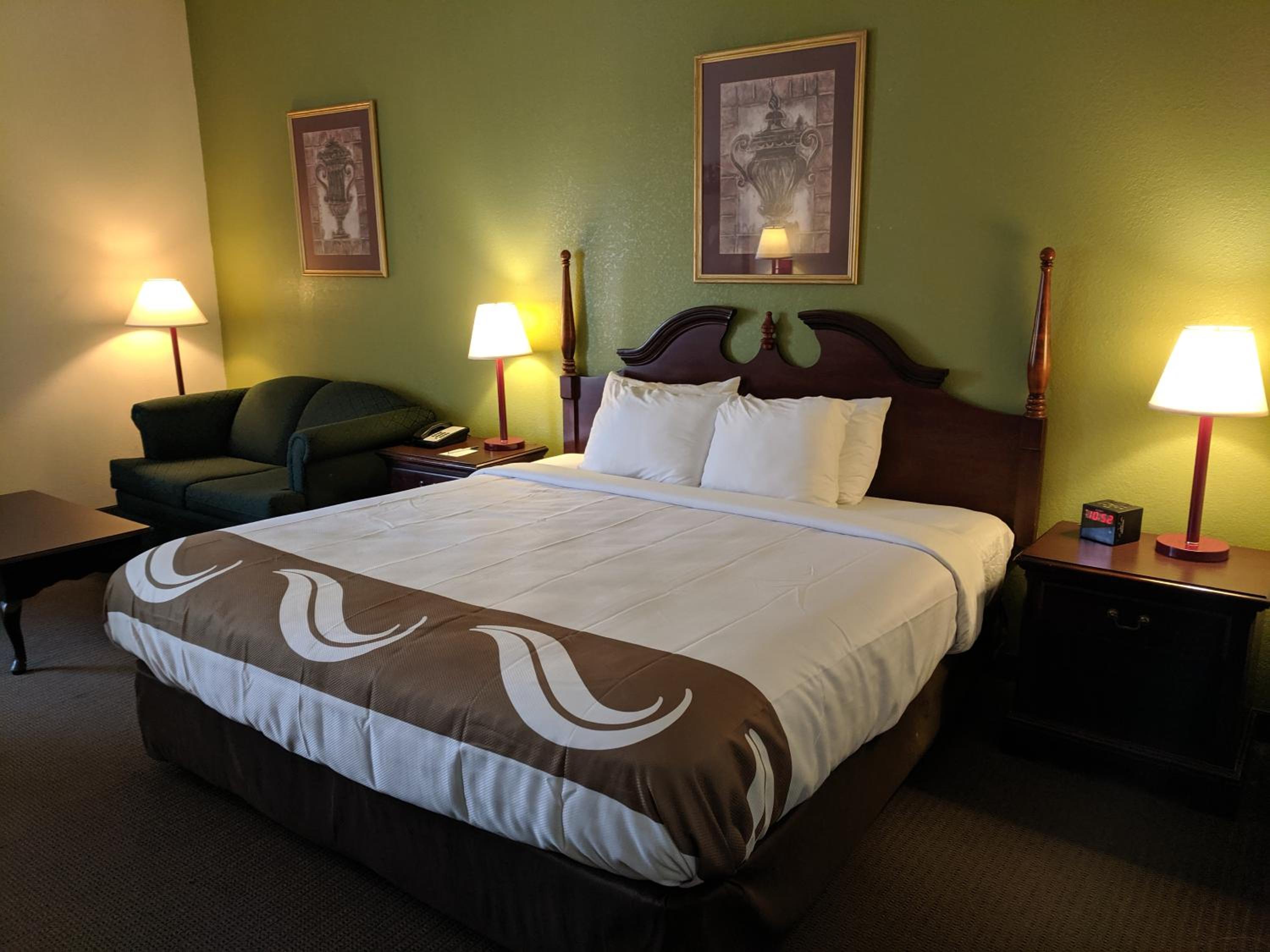 King Suite with Sofa-Bed - Non-Smoking - Photo 7