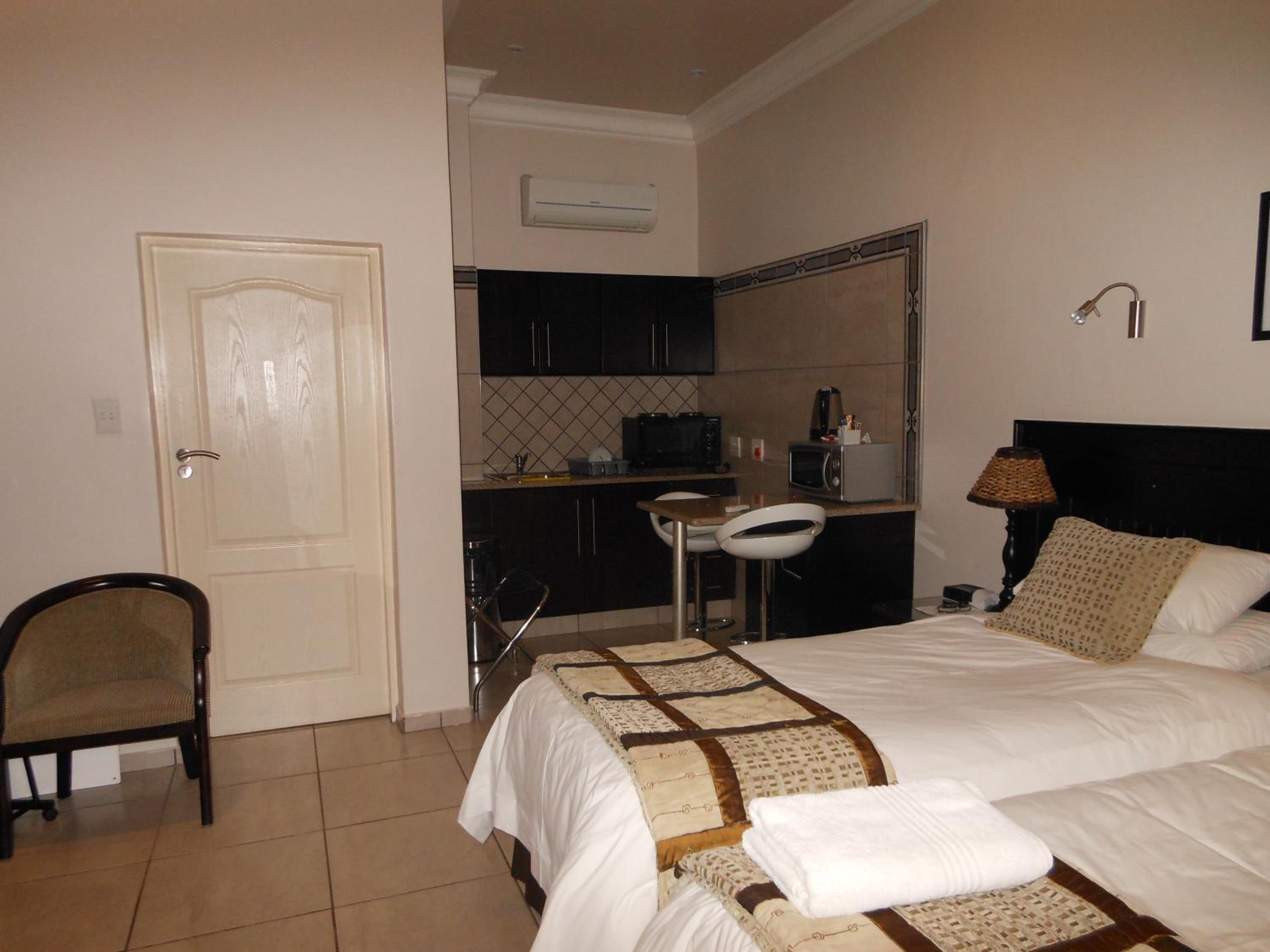 Twin Room with Bath - Photo 3