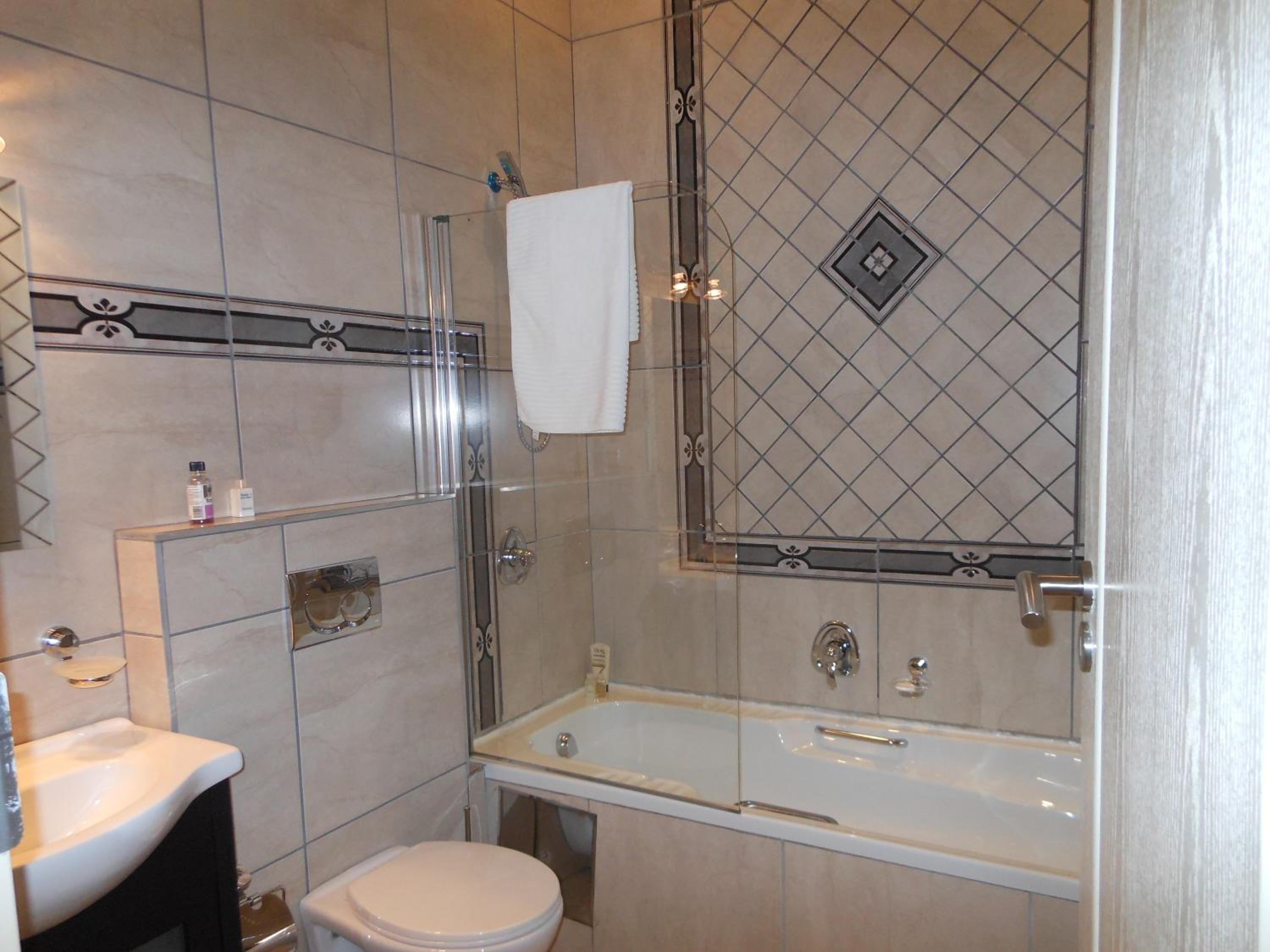 Twin Room with Bath - Photo 4