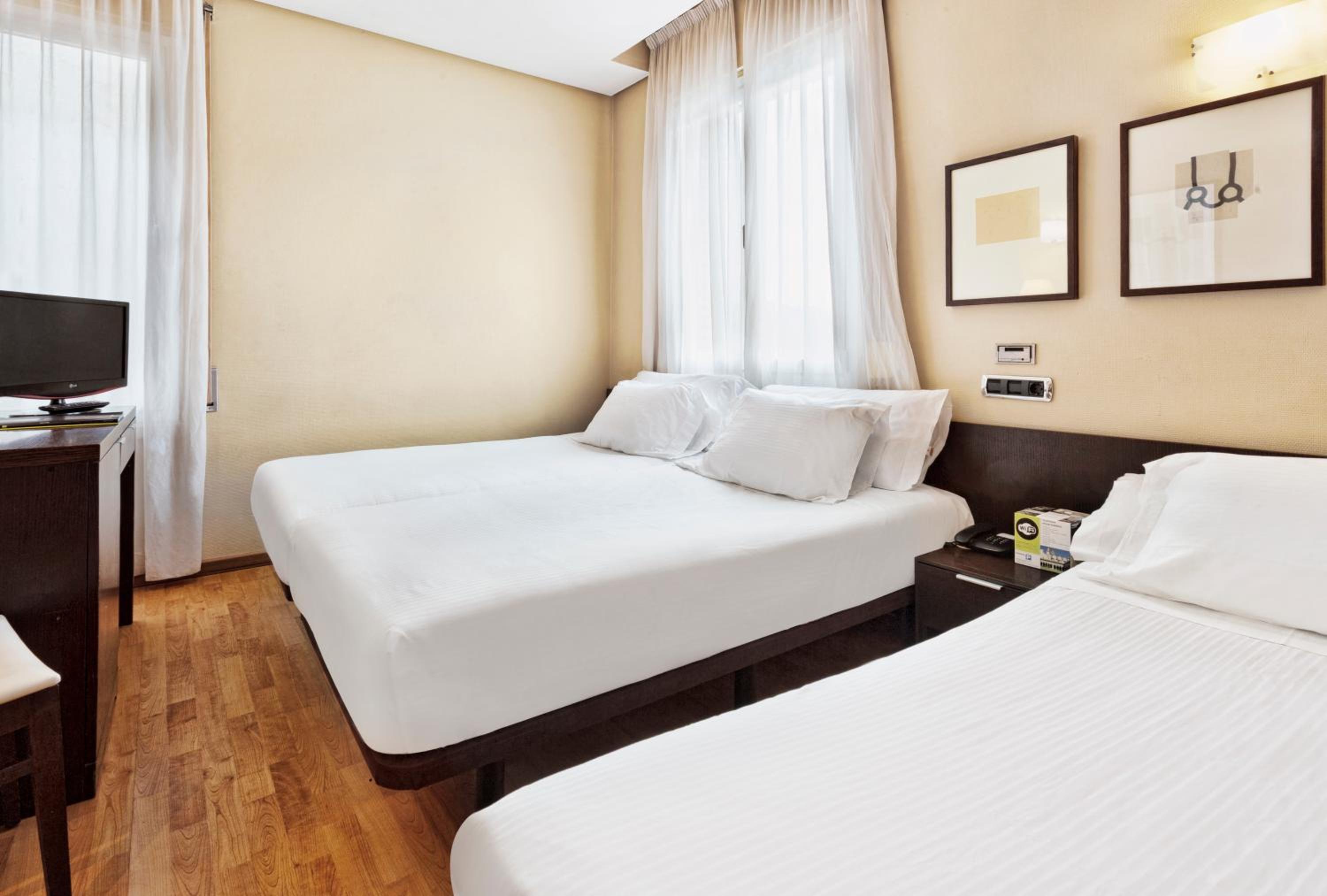 Double or Twin Room with Extra Bed (2 Adults + 1 Child) photo 3