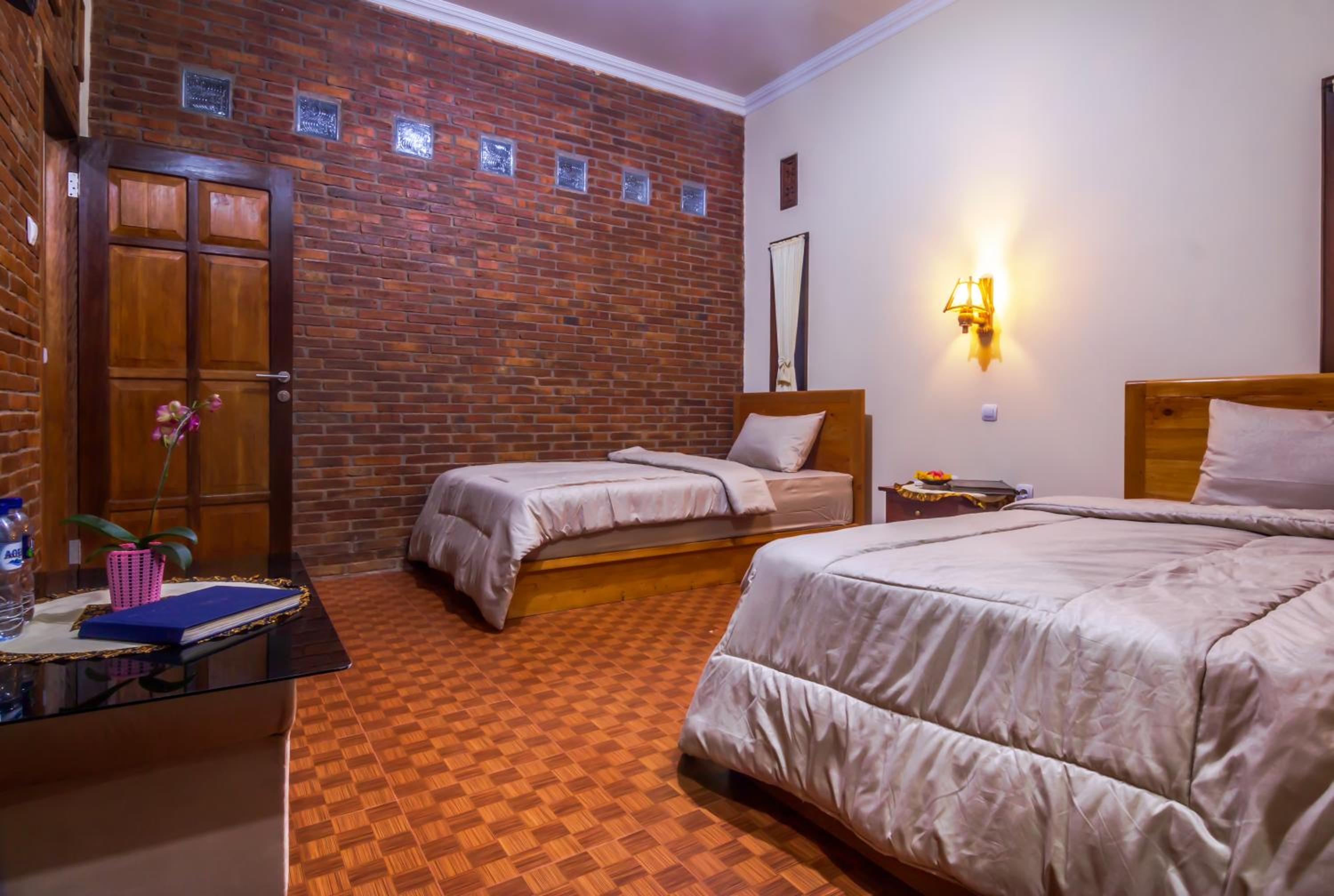 Twin Room with Private Bathroom - Photo 1