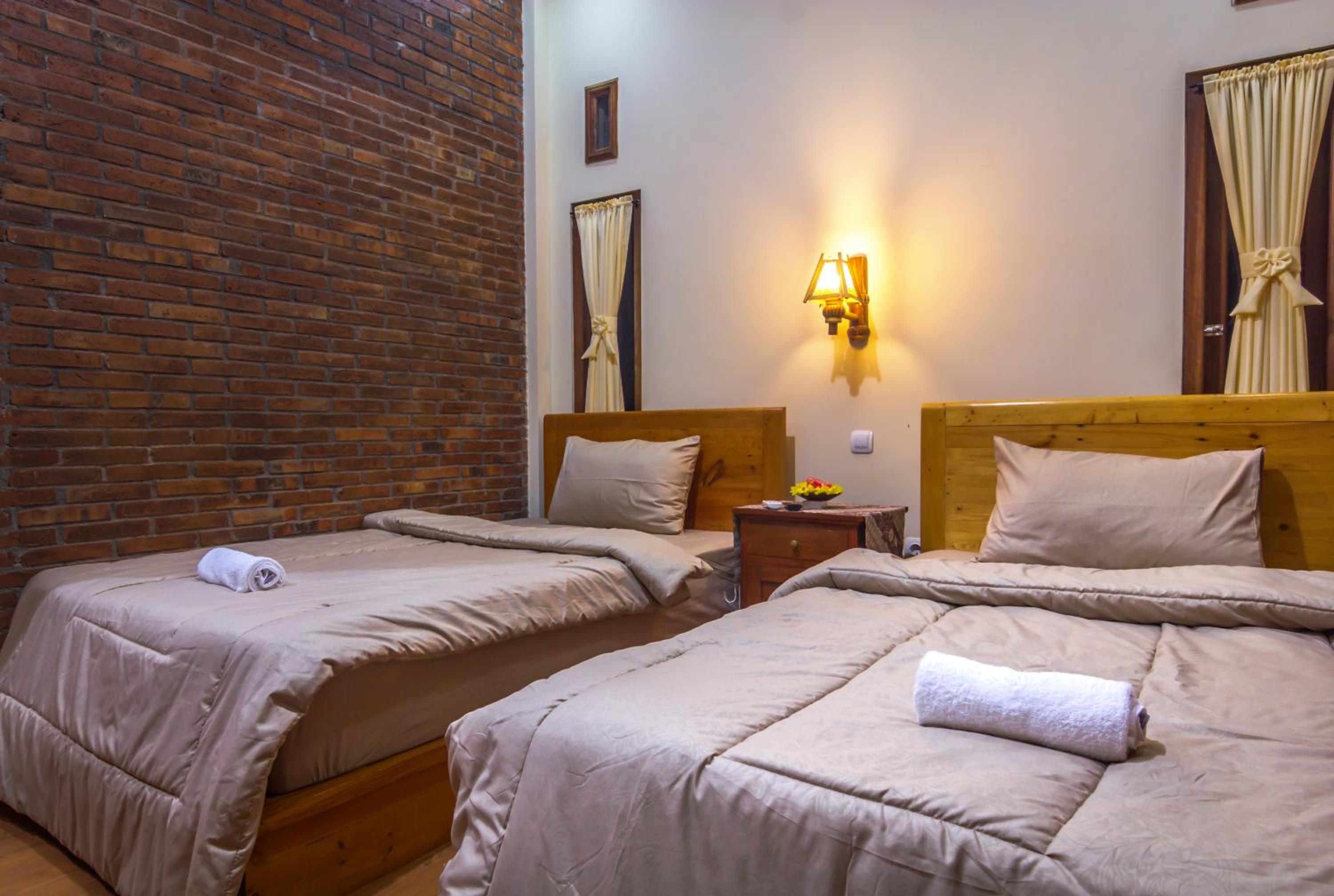 Twin Room with Private Bathroom - Photo 5