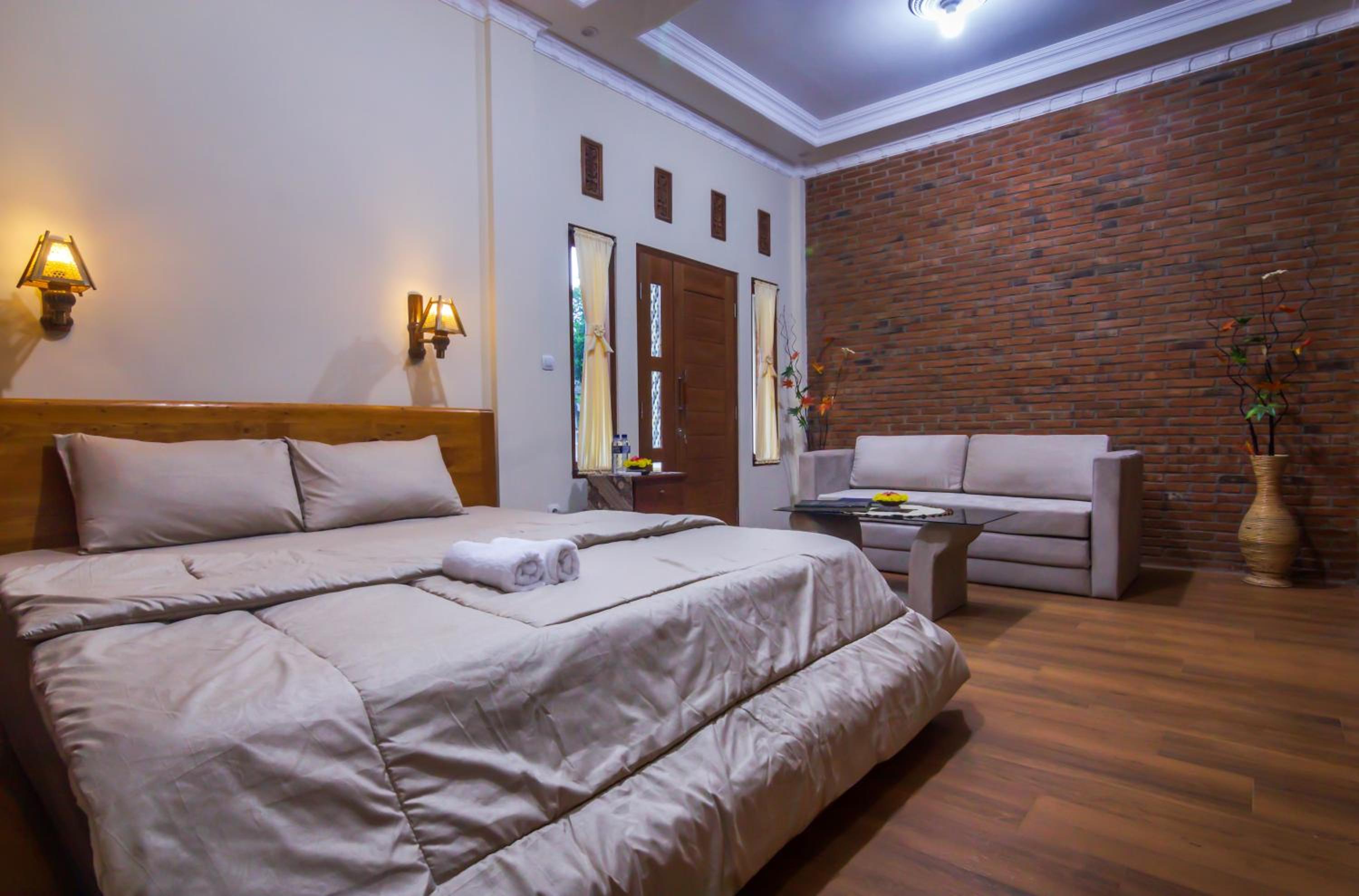Family Room with Private Bathroom - Photo 1
