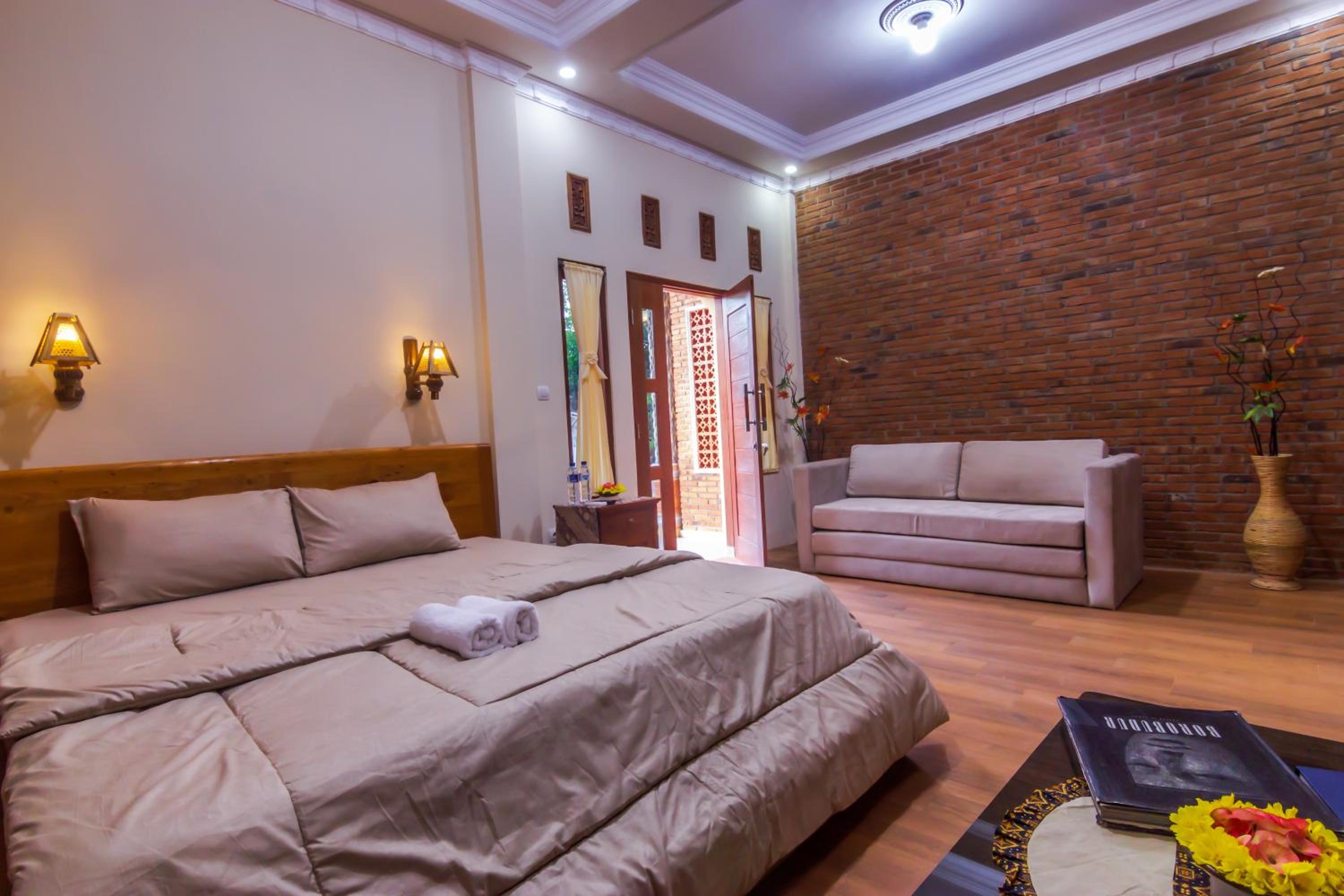 Family Room with Private Bathroom - Photo 4
