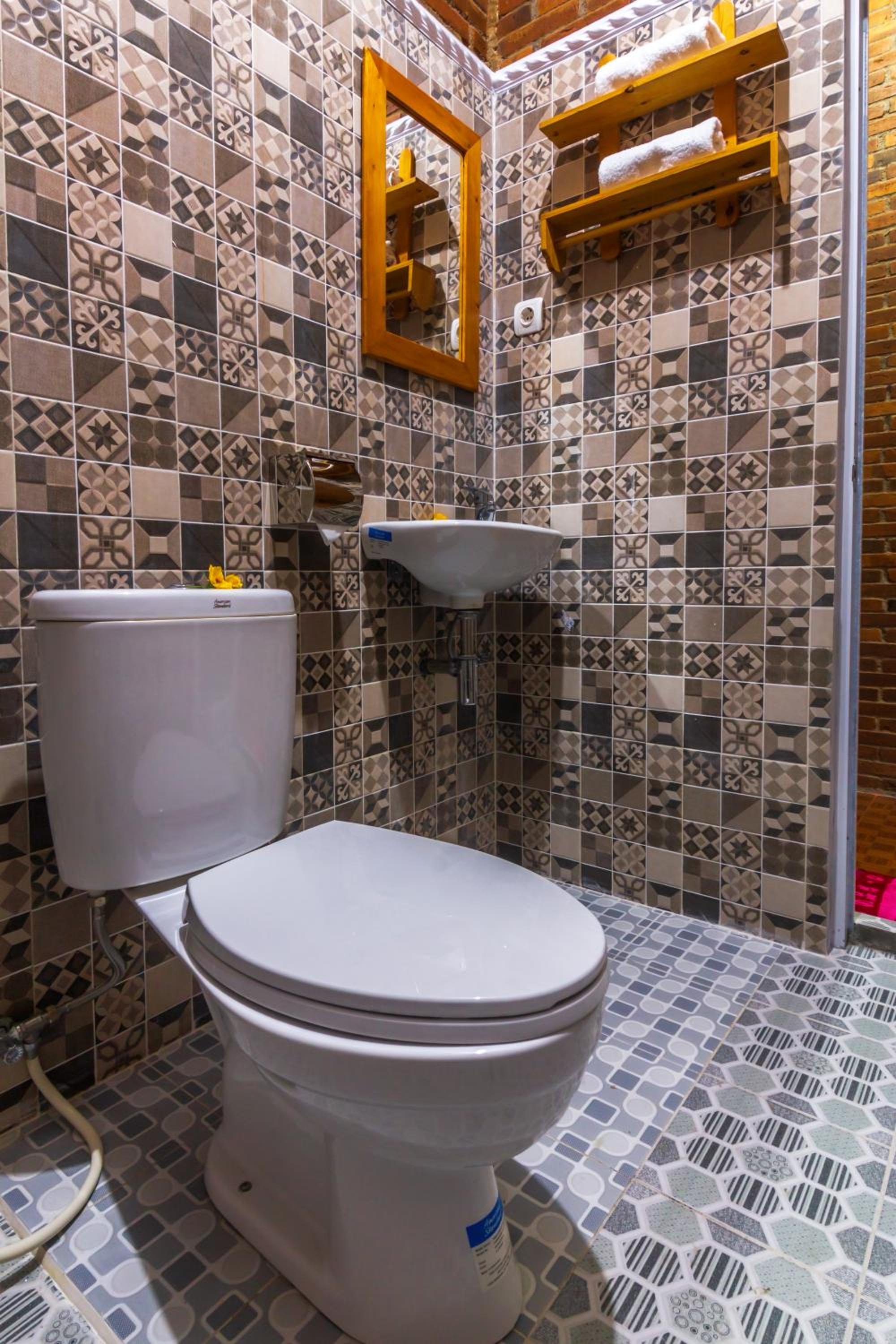 Twin Room with Private Bathroom - Photo 3