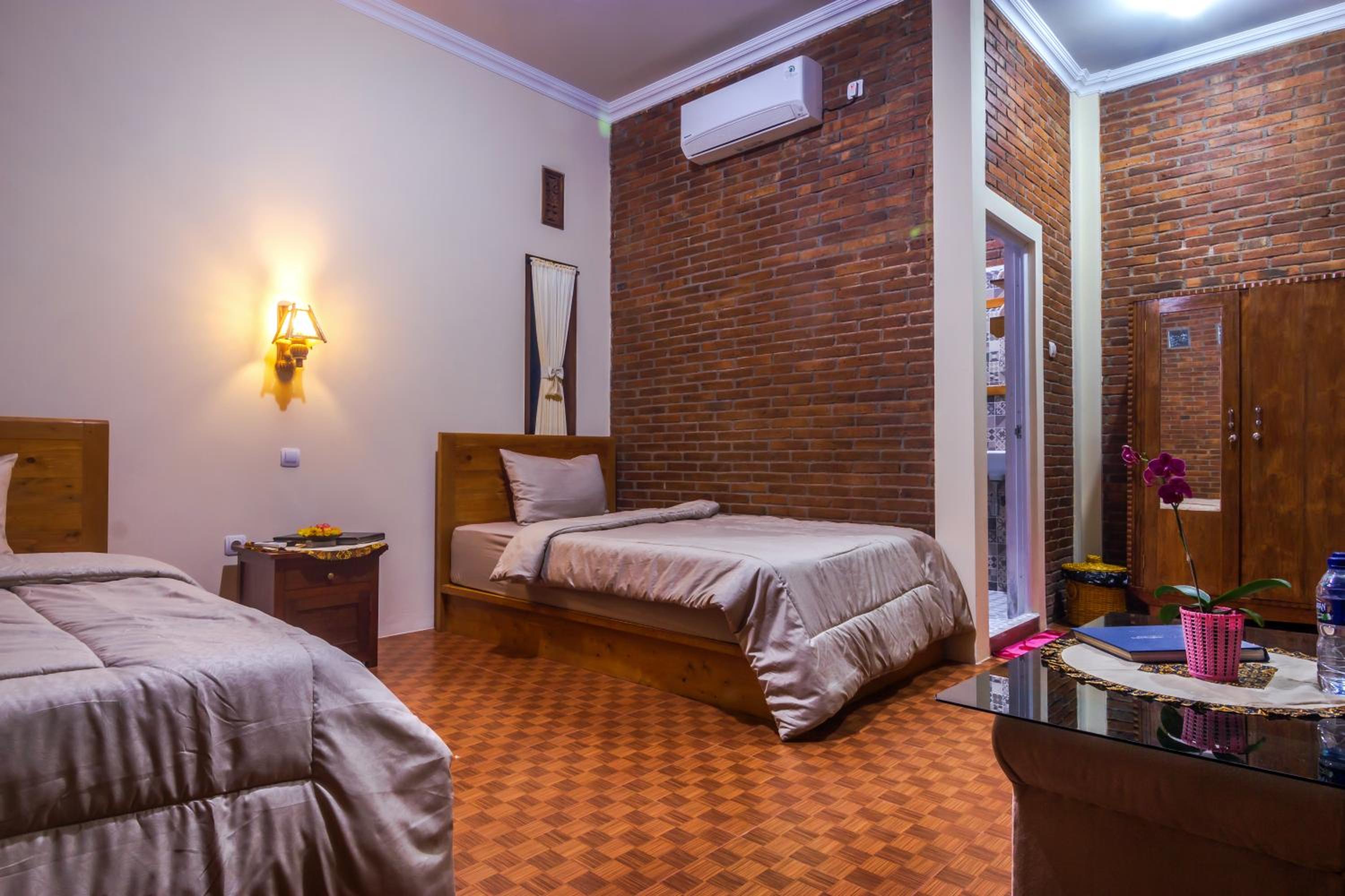 Twin Room with Private Bathroom - Photo 2