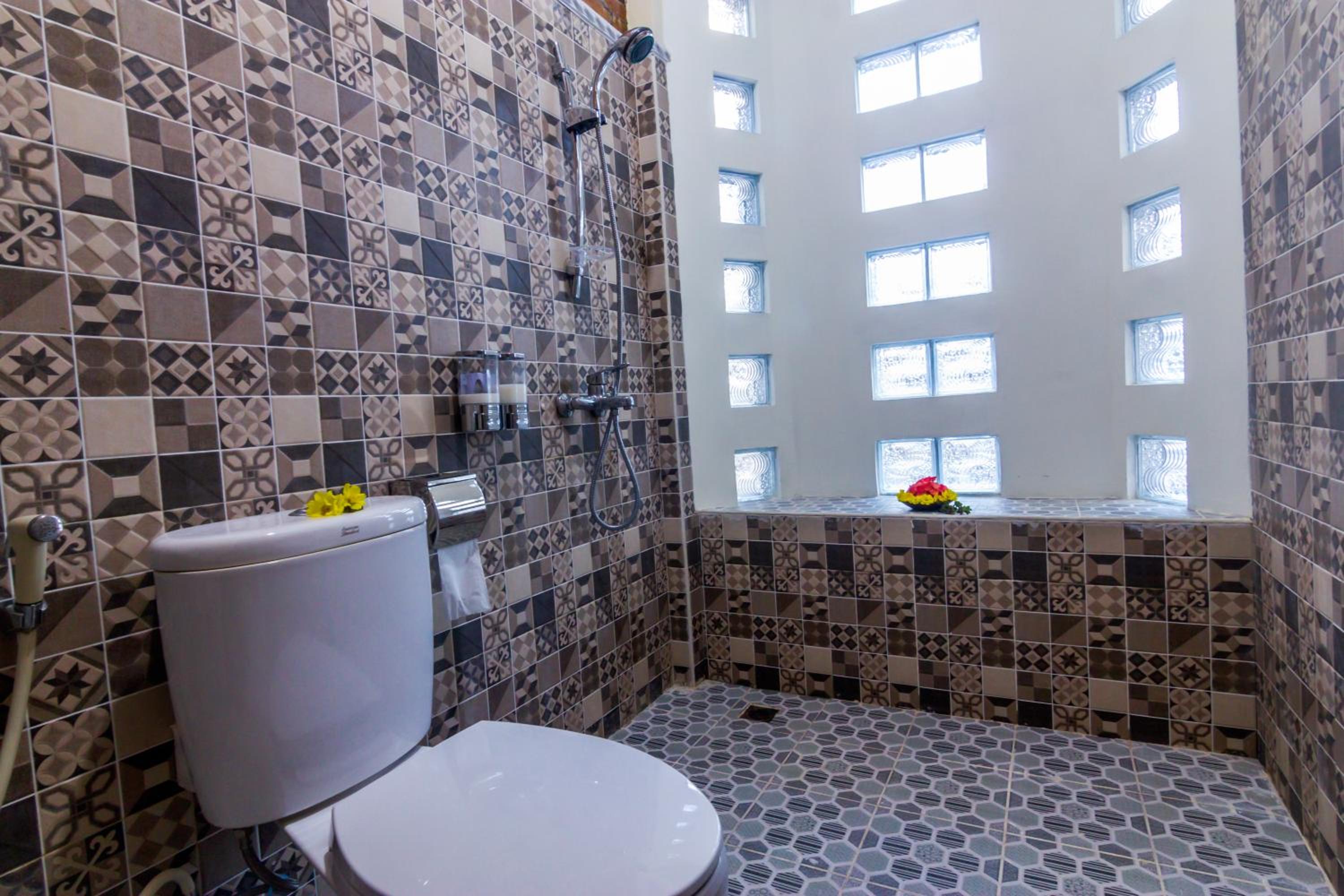 Family Room with Private Bathroom - Photo 2