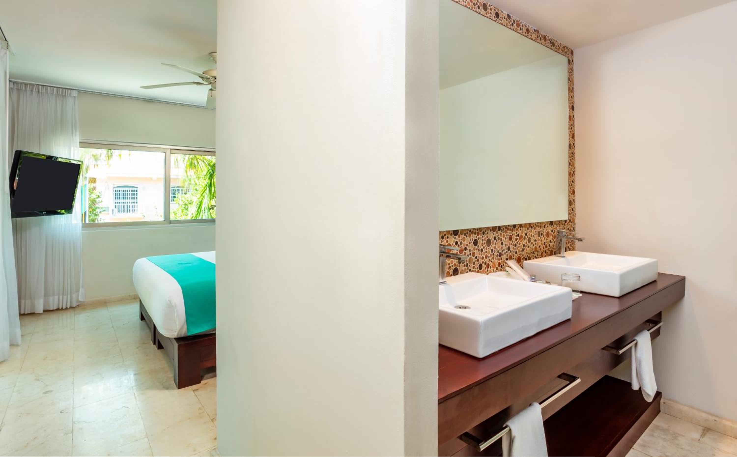 Deluxe Room - Photo 4